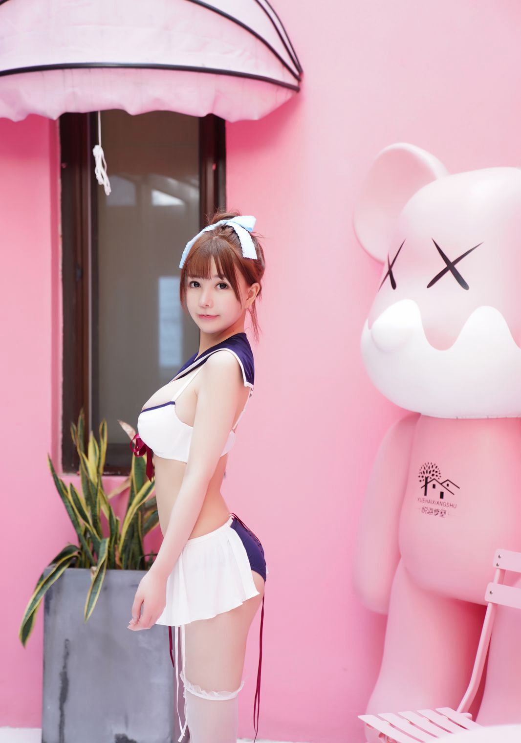 UU醬白絲學生裝超大豐乳肥臀性感比基尼