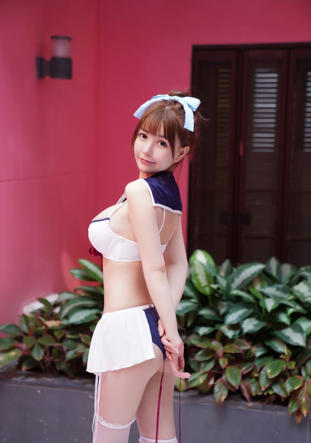 UU醬白絲學生裝超大豐乳肥臀性感比基尼
