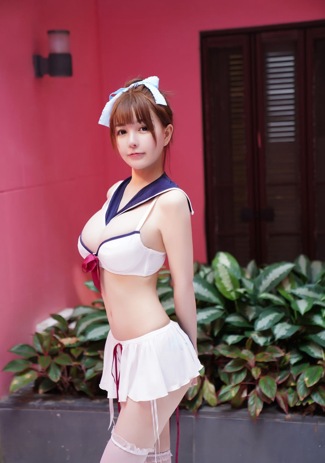 UU醬白絲學生裝超大豐乳肥臀性感比基尼