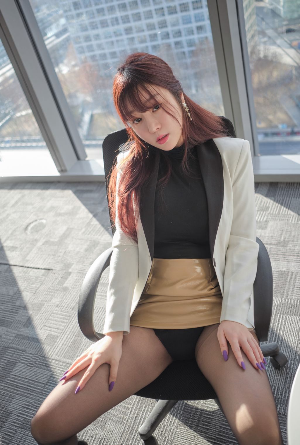 Siêu nóng bỏng người mẫu trẻ Vương Vũ Thuần với thân hình đầy đặn, tất đen, đôi chân đẹp, đồng phục và ngực lớn bộ ảnh.