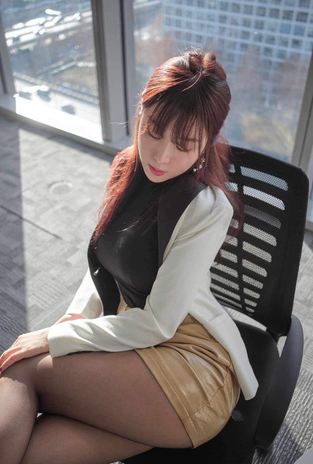 Siêu nóng bỏng người mẫu trẻ Vương Vũ Thuần với thân hình đầy đặn, tất đen, đôi chân đẹp, đồng phục và ngực lớn bộ ảnh.