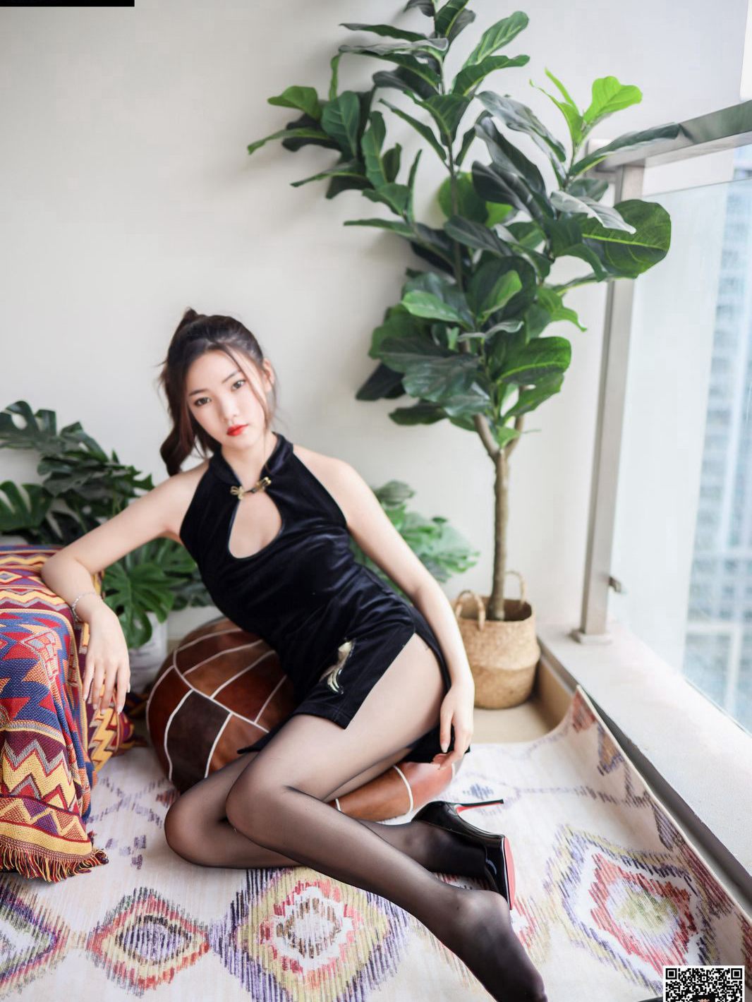 ภาพถ่ายความคมชัดสูงของสาวสวยในถุงน่องดำที่ชวนหลงใหลด้วยรองเท้าส้นสูง เซ็กซี่ และเท้าสวย