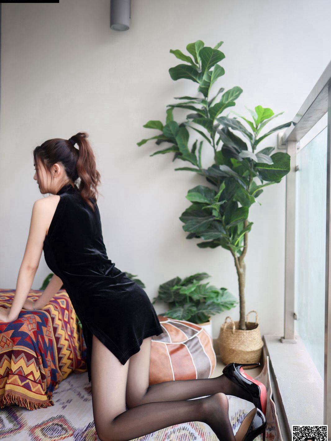 ภาพถ่ายความคมชัดสูงของสาวสวยในถุงน่องดำที่ชวนหลงใหลด้วยรองเท้าส้นสูง เซ็กซี่ และเท้าสวย
