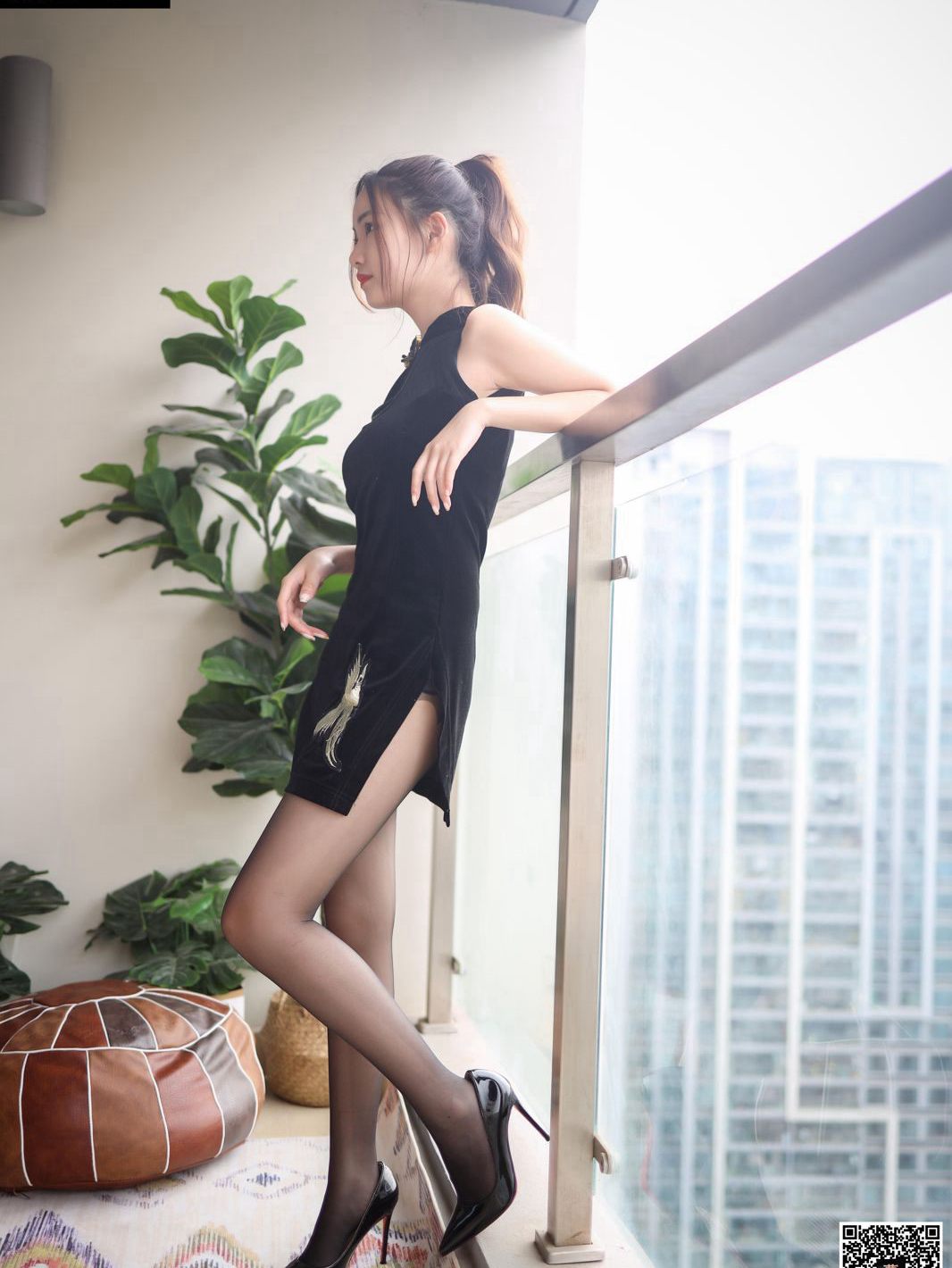 ภาพถ่ายความคมชัดสูงของสาวสวยในถุงน่องดำที่ชวนหลงใหลด้วยรองเท้าส้นสูง เซ็กซี่ และเท้าสวย