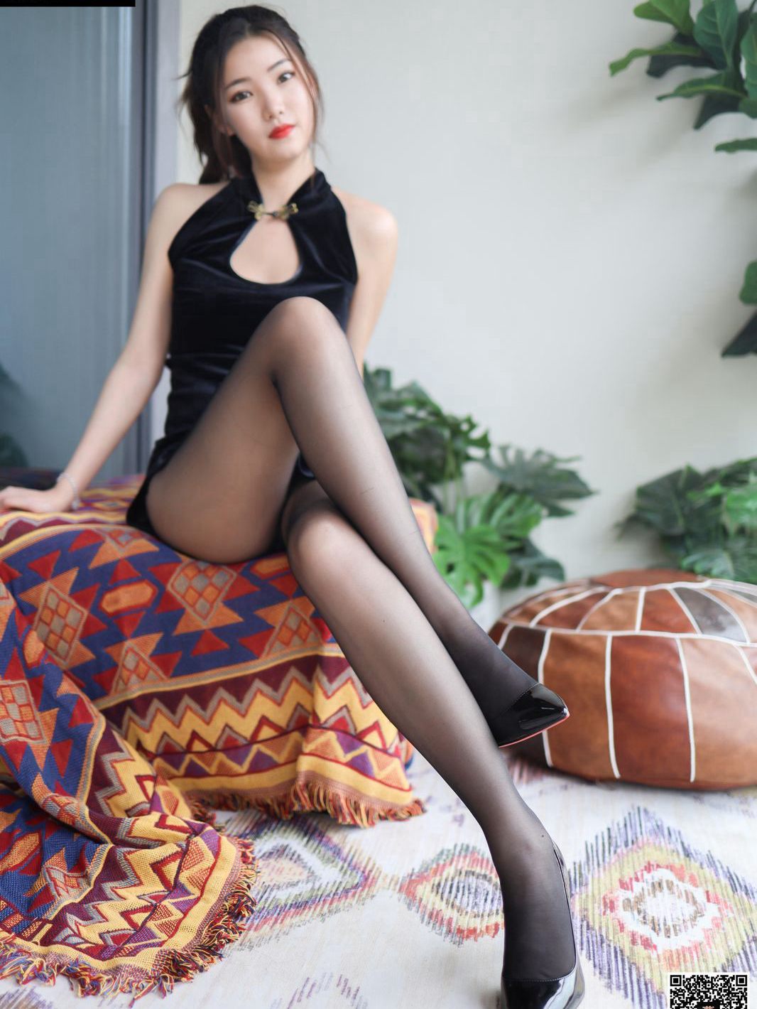 ภาพถ่ายความคมชัดสูงของสาวสวยในถุงน่องดำที่ชวนหลงใหลด้วยรองเท้าส้นสูง เซ็กซี่ และเท้าสวย