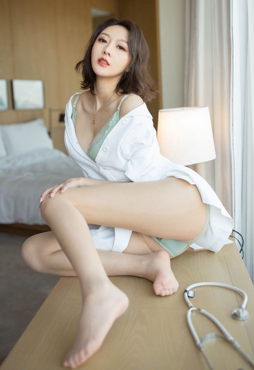 性感護士裝情趣美少婦脫掉肉絲襪露出極品美腿