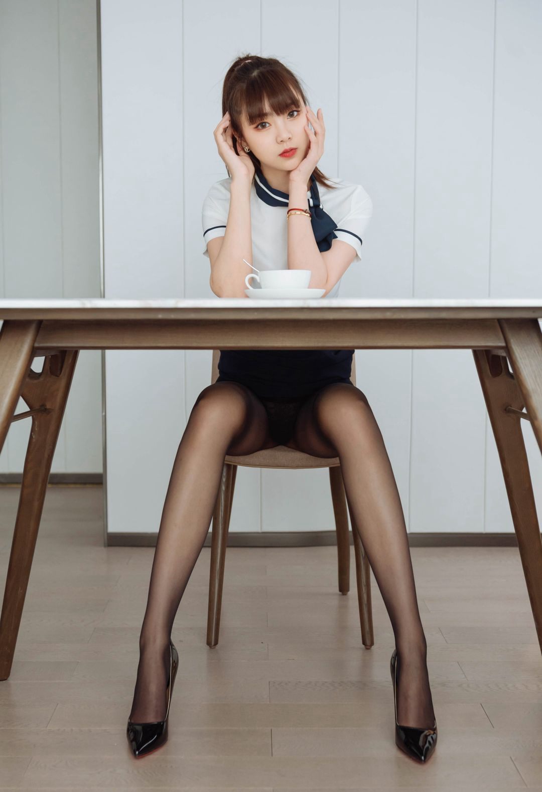 초미모델 블랙 실크 미다리 유혹 삐죽 엉덩이 코크 비키 무제시