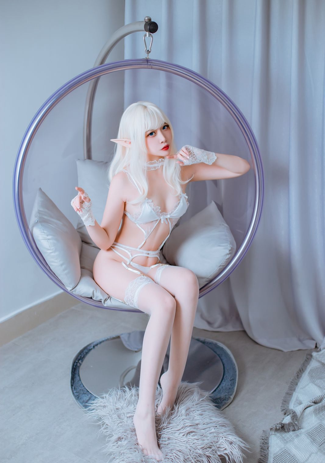Cosplay quy mô lớn của mỹ nữ Erza quyến rũ với tất trắng, chân đẹp và vòng một đầy đặn.