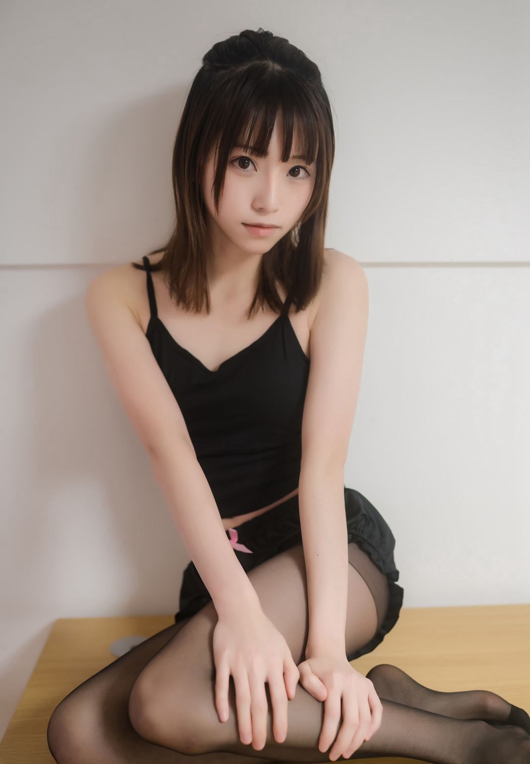 超美白皙黑絲美腿小背心家中超污絲襪美女大尺度COS