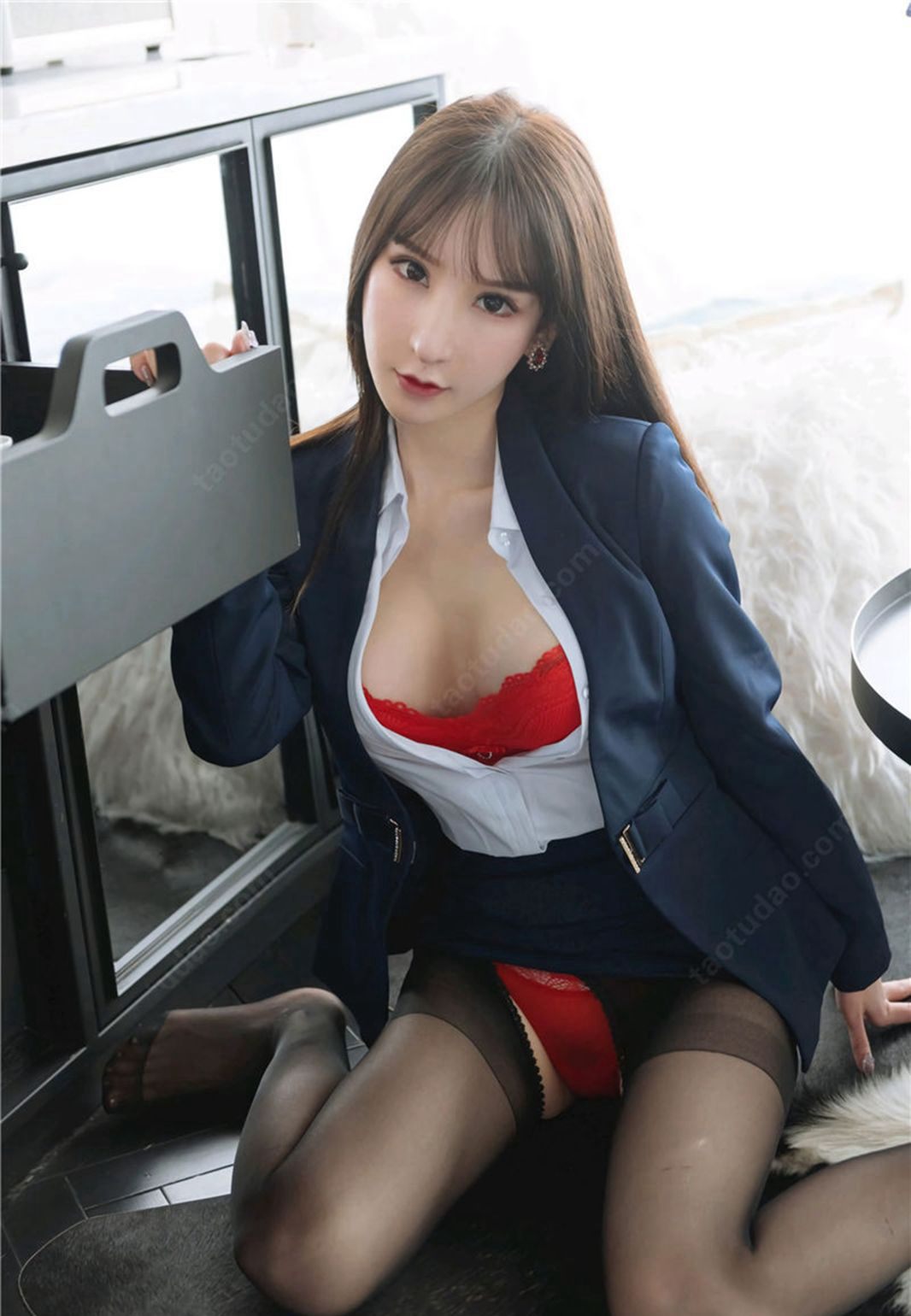周于希桑迪誘惑姿勢脫掉制服黑絲美腿高清大奶