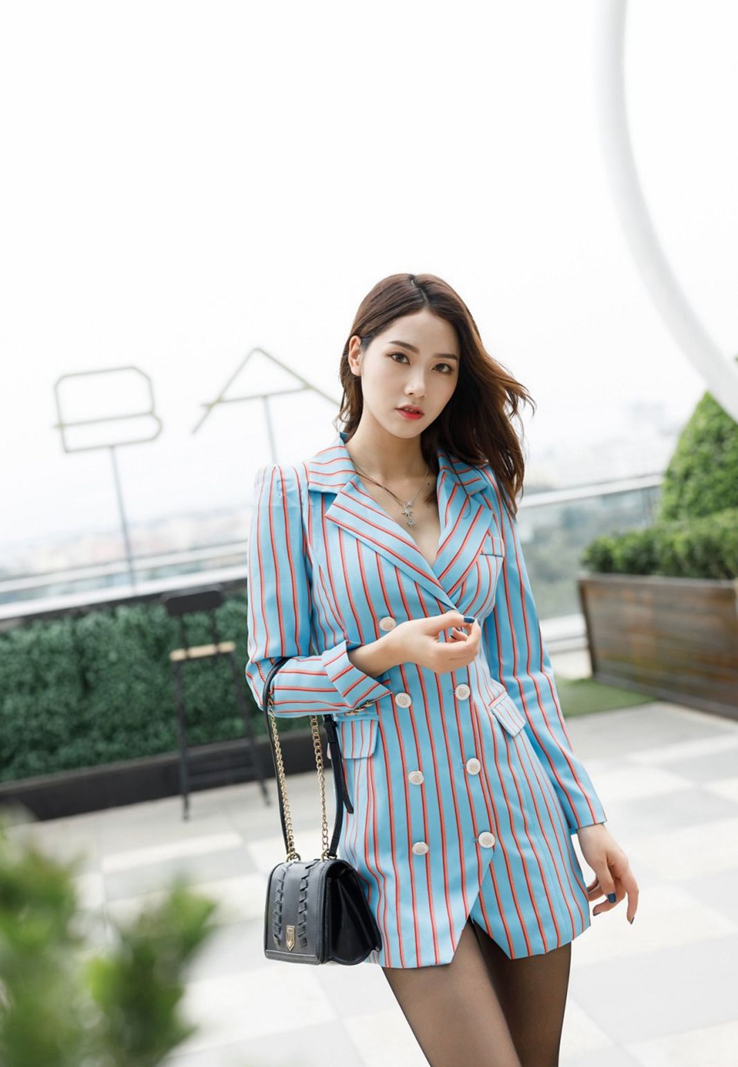 方子萱黑丝美腿制服诱惑外拍极品高跟美腿写真