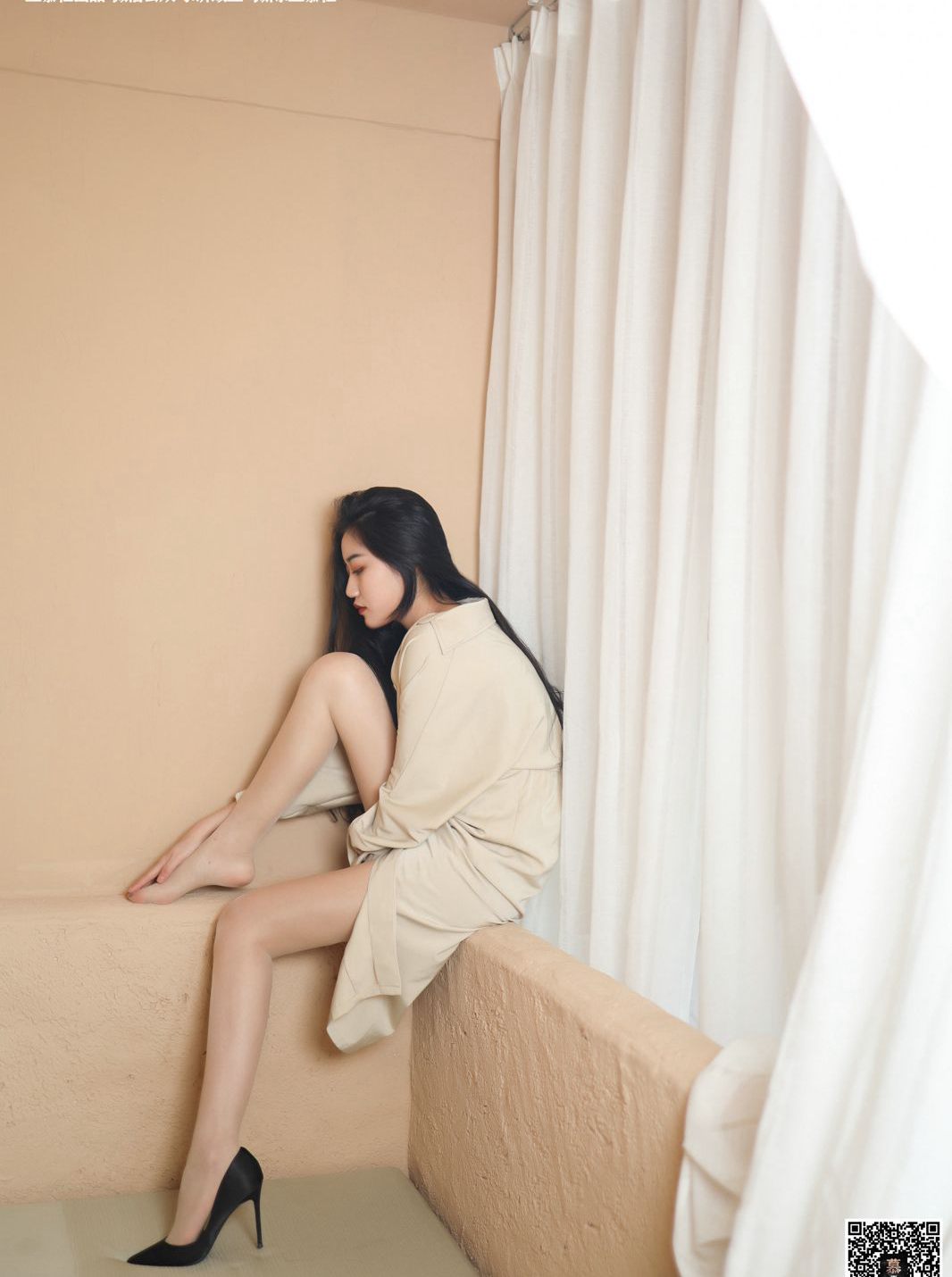 Cực phẩm mỹ thiếu phụ với tất thịt, chân đẹp, giày cao gót, tại khách sạn, cơ thể gợi cảm nghệ thuật táo bạo.
