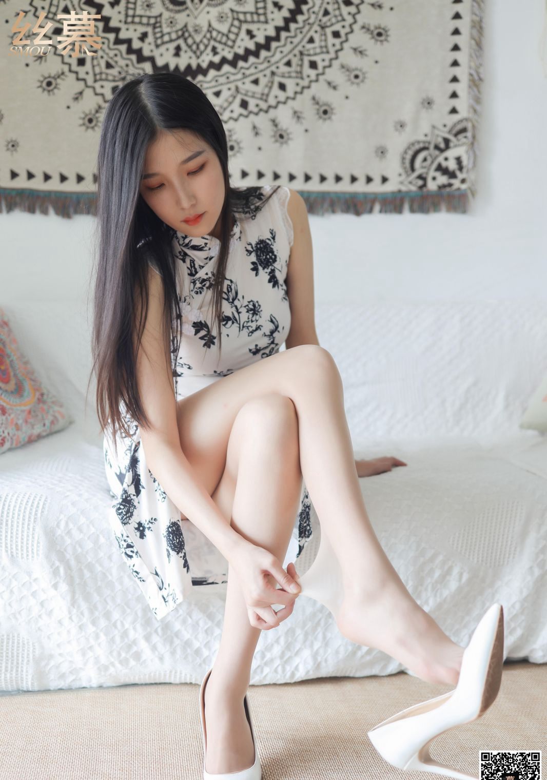 Người đẹp gợi cảm trong kỳ bào, chân dài quyến rũ với tất thịt, ảnh HD của đôi chân ngọc.