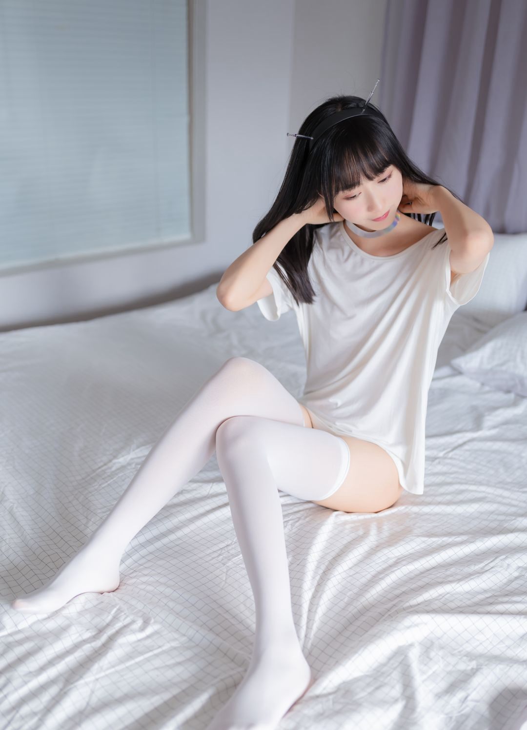 白絲 COS 美女誘惑美臀美腿嫩白白皙皮膚大尺度福利圖