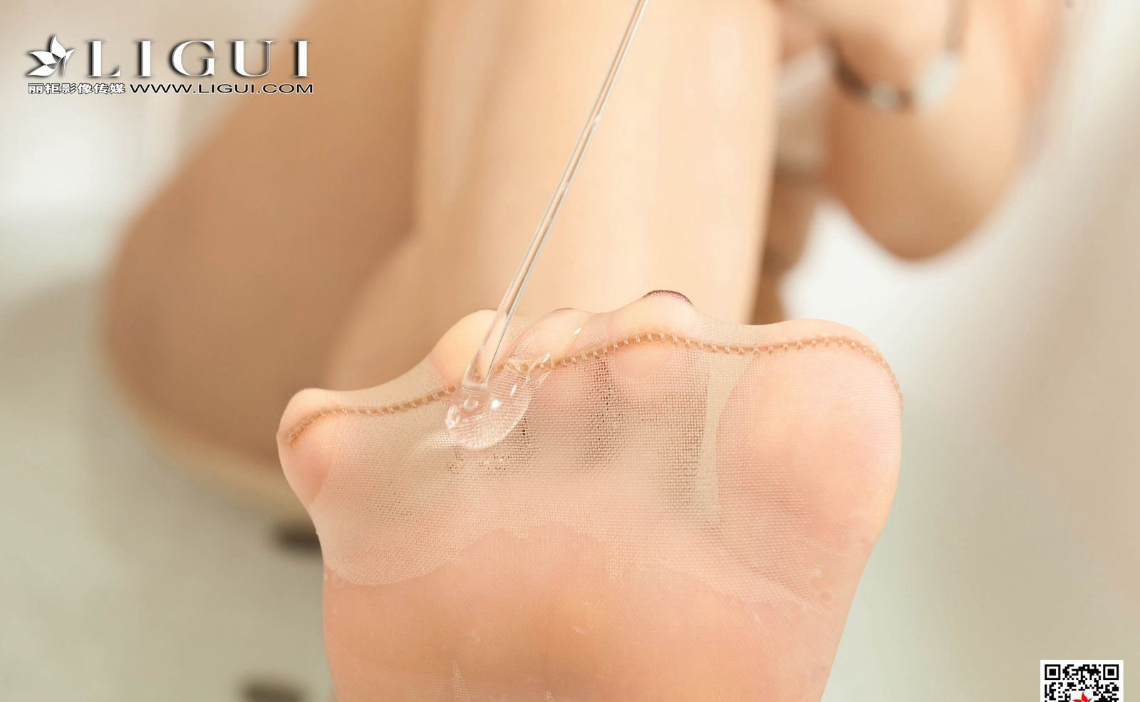 Ảnh siêu đẹp của mỹ nhân thiếu phụ ướt át với chân ngọc quyến rũ, vòng một đầy đặn, vớ thịt.