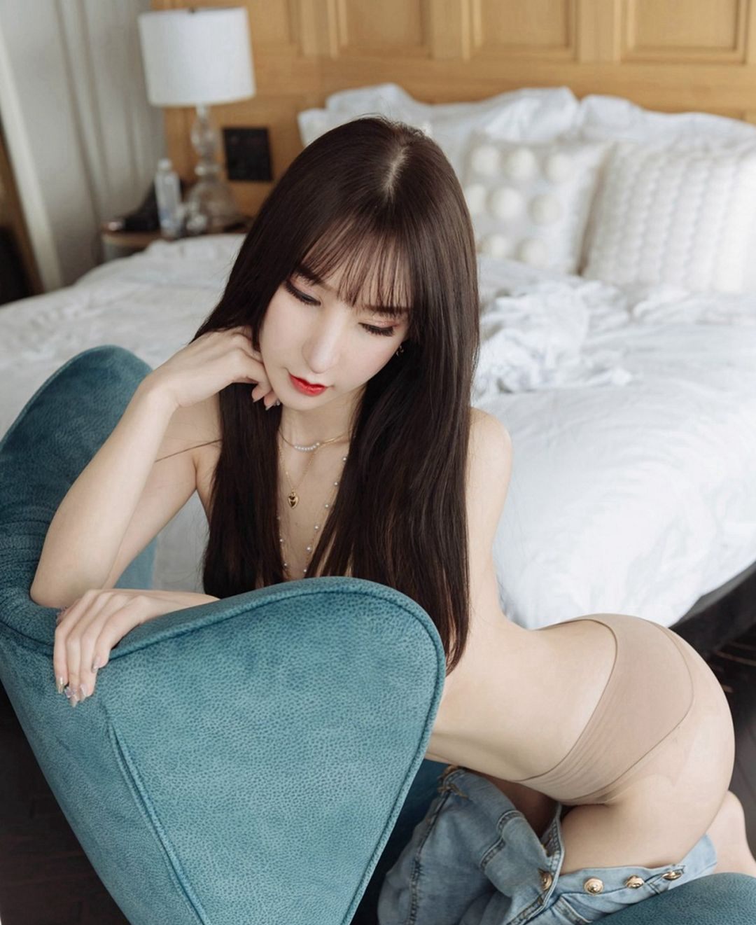Zhou Yu Xi Sandy's jeans with super large beautiful buttocks, tender white big breasts, temptation, and flesh-colored stockings.