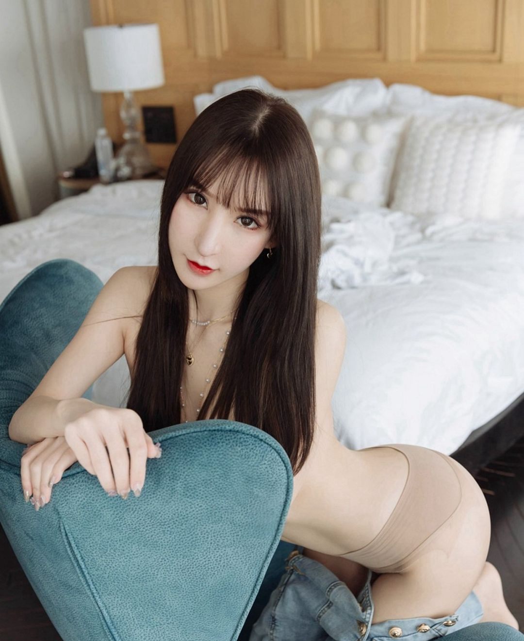 Zhou Yu Xi Sandy's jeans with super large beautiful buttocks, tender white big breasts, temptation, and flesh-colored stockings.