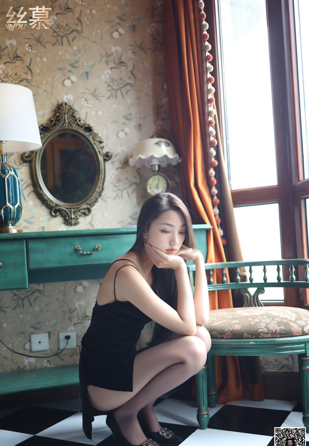 기품 있는 미녀의 유혹: 회색 스타킹, 아름다운 다리, 하이힐, 섹시한 스트랩, 사적인 인체