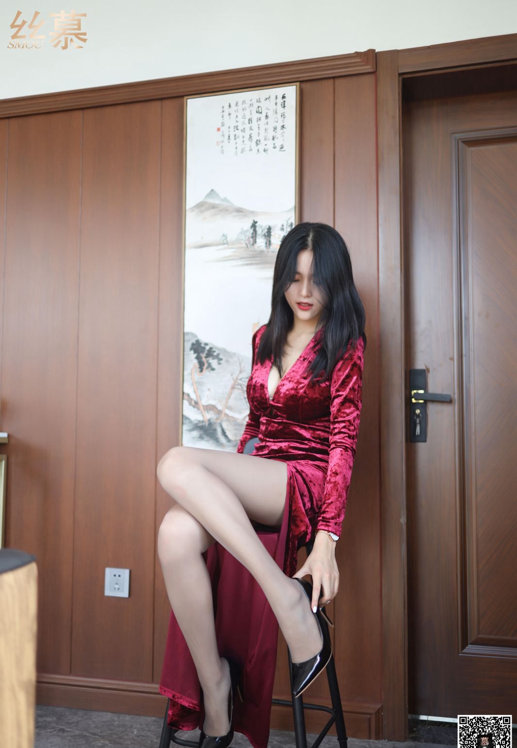 究極の美女の少婦のプライベートな灰色ストッキングの美脚に高跟を履いた高解像度の美しい足の写真