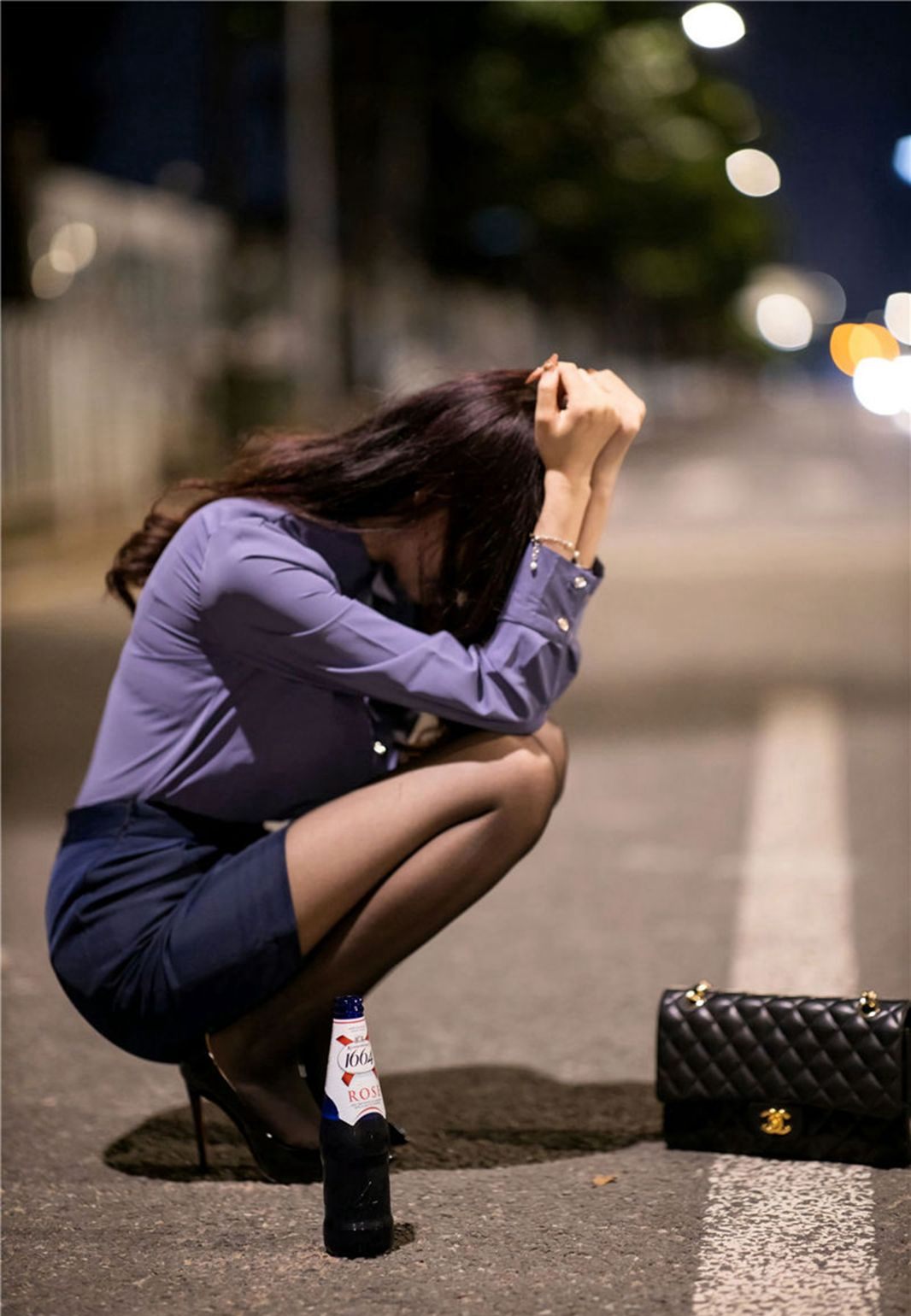 Buổi tối tình cờ gặp mỹ nữ say rượu, gợi cảm với tất đen và đồng phục quyến rũ, người mẫu trẻ Dương Thần Thần sugar.