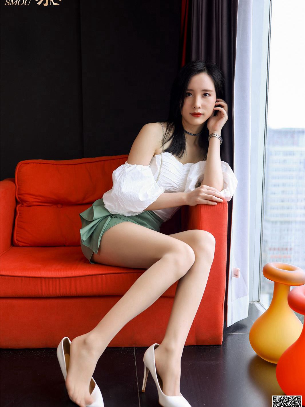 최고급 미녀가 살색 스타킹을 벗고 아름다운 다리를 강조하는 고화질 미려한 발 하이힐 사진