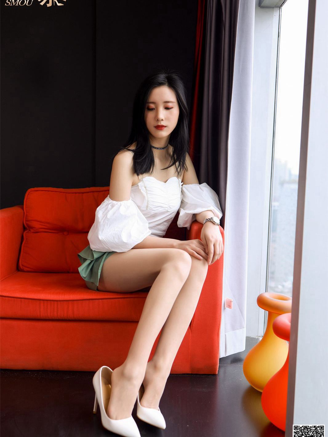 최고급 미녀가 살색 스타킹을 벗고 아름다운 다리를 강조하는 고화질 미려한 발 하이힐 사진