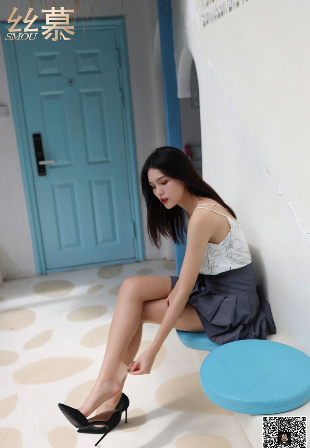 High-Definition Nude Photos of a Flirtatious, Top-Quality Beautiful Woman in Uniform with Big Beautiful Legs, Flesh-Colored Stockings, and Jade Feet
