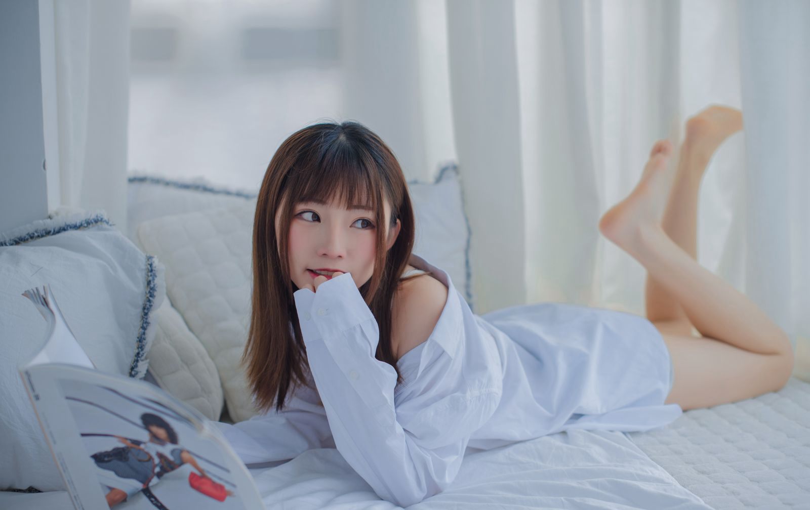 白嫩女神 COSER 綺太郎 性感嫩白美腿白皙玉足大尺度寫真