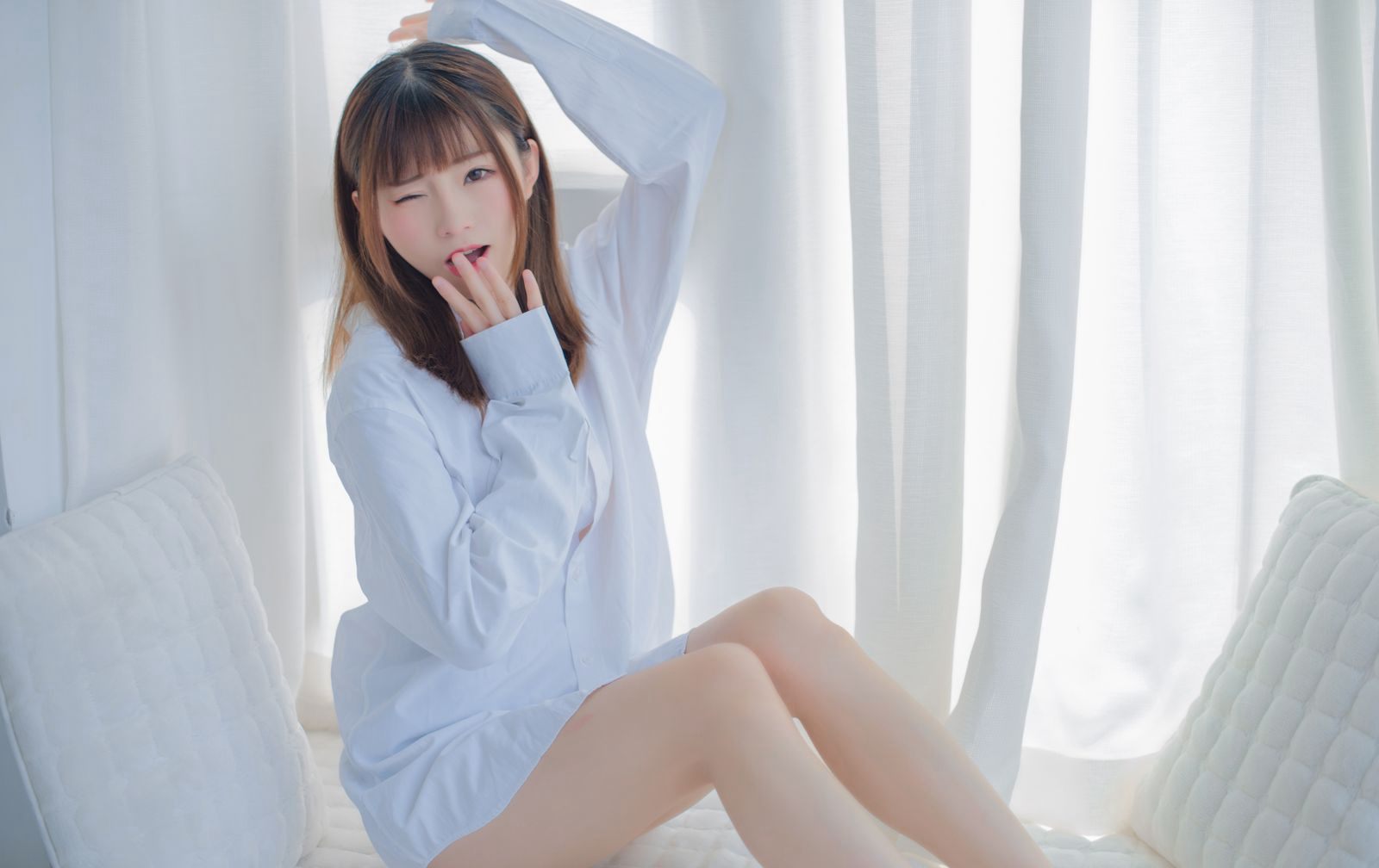 白嫩女神 COSER 綺太郎 性感嫩白美腿白皙玉足大尺度寫真