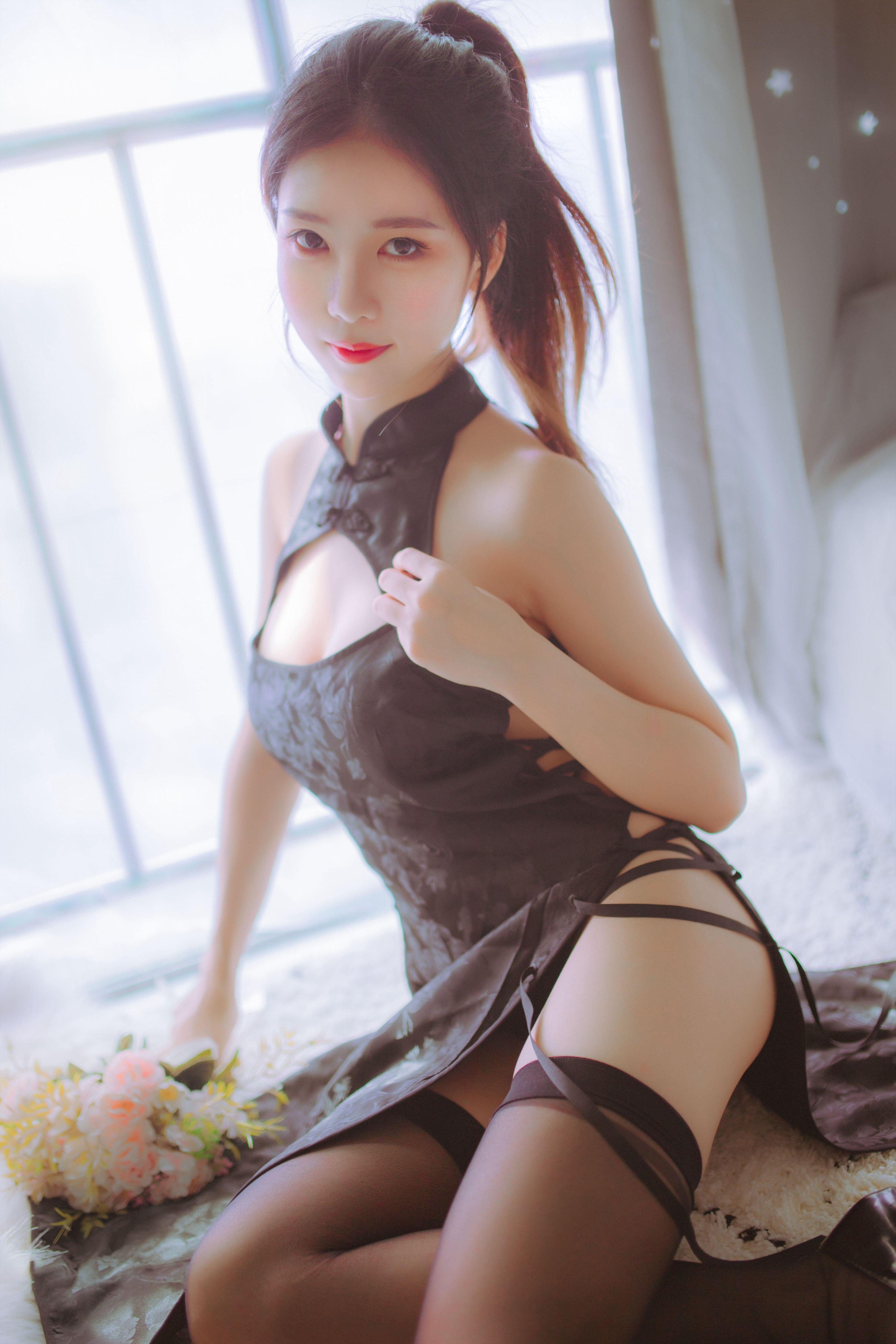 Dou Niang Li Shi - Black and White Qipao Twins 41P