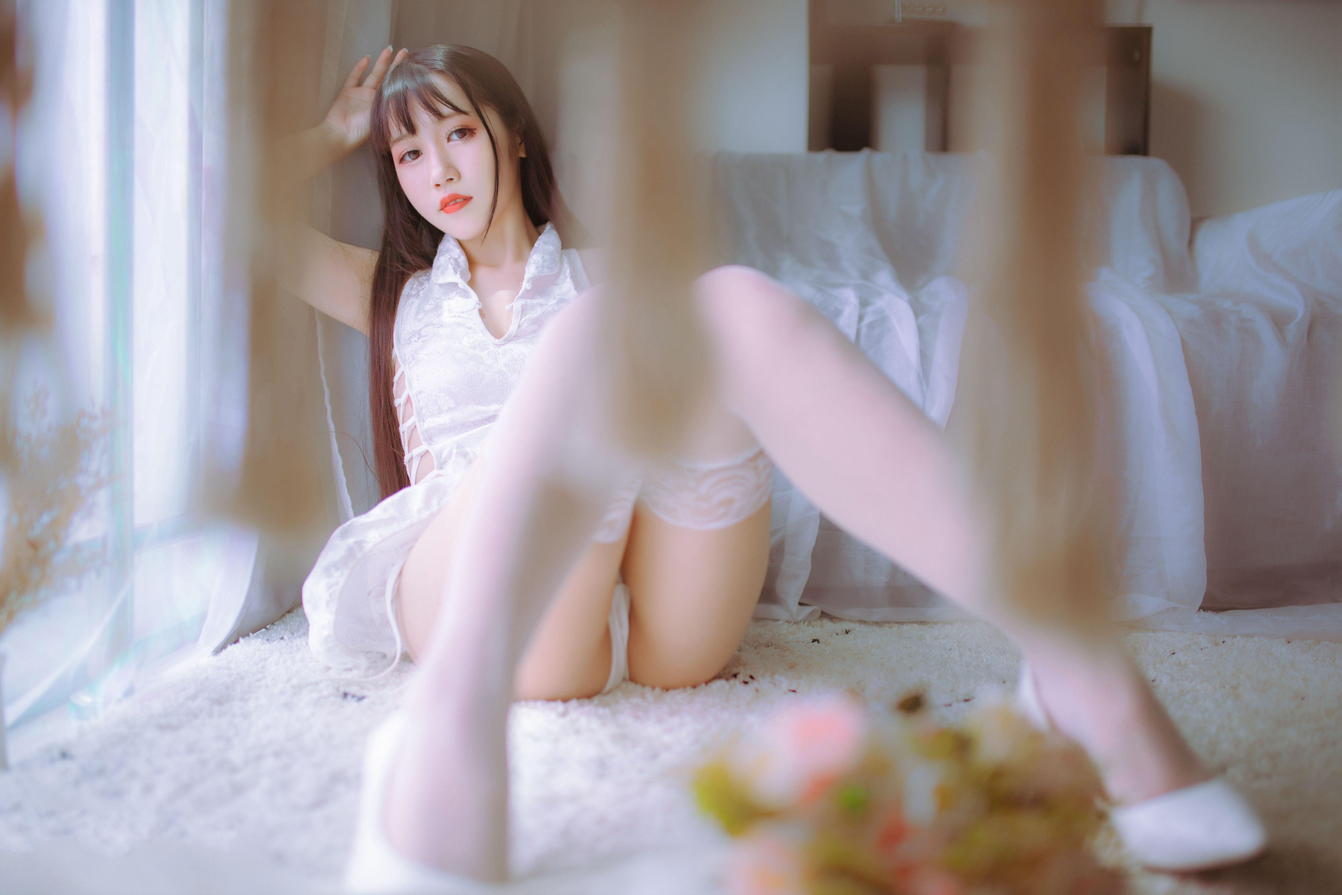 Dou Niang Li Shi - Black and White Qipao Twins 41P