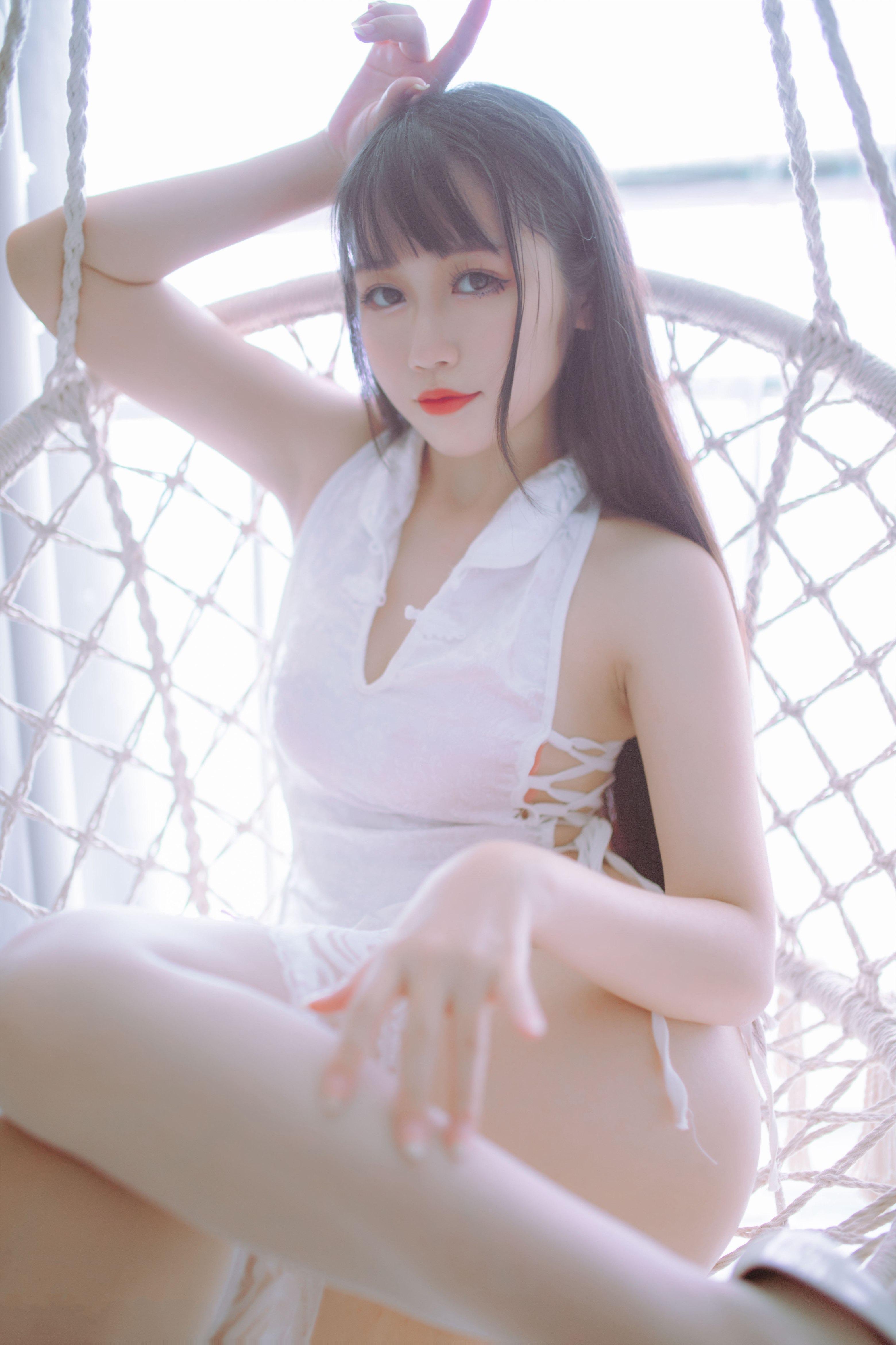 Dou Niang Li Shi - Black and White Qipao Twins 41P