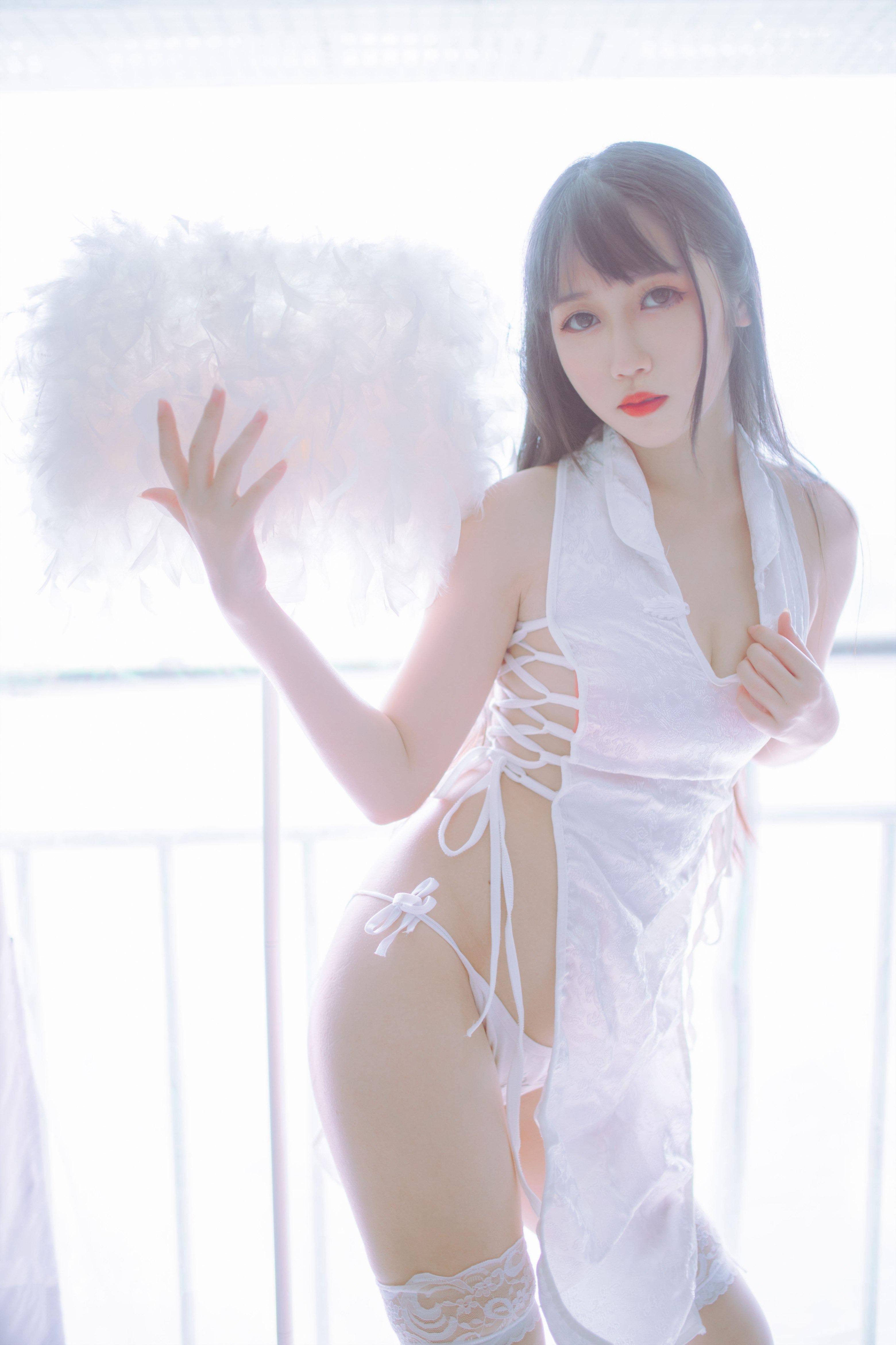 Dou Niang Li Shi - Black and White Qipao Twins 41P
