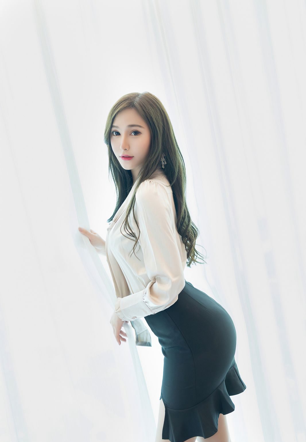 라비니아 육감적인 제복 유혹 큰 가슴 아름다운 젊은 부인 살색 스타킹 하이힐 부드럽고 하얀 아름다운 다리
