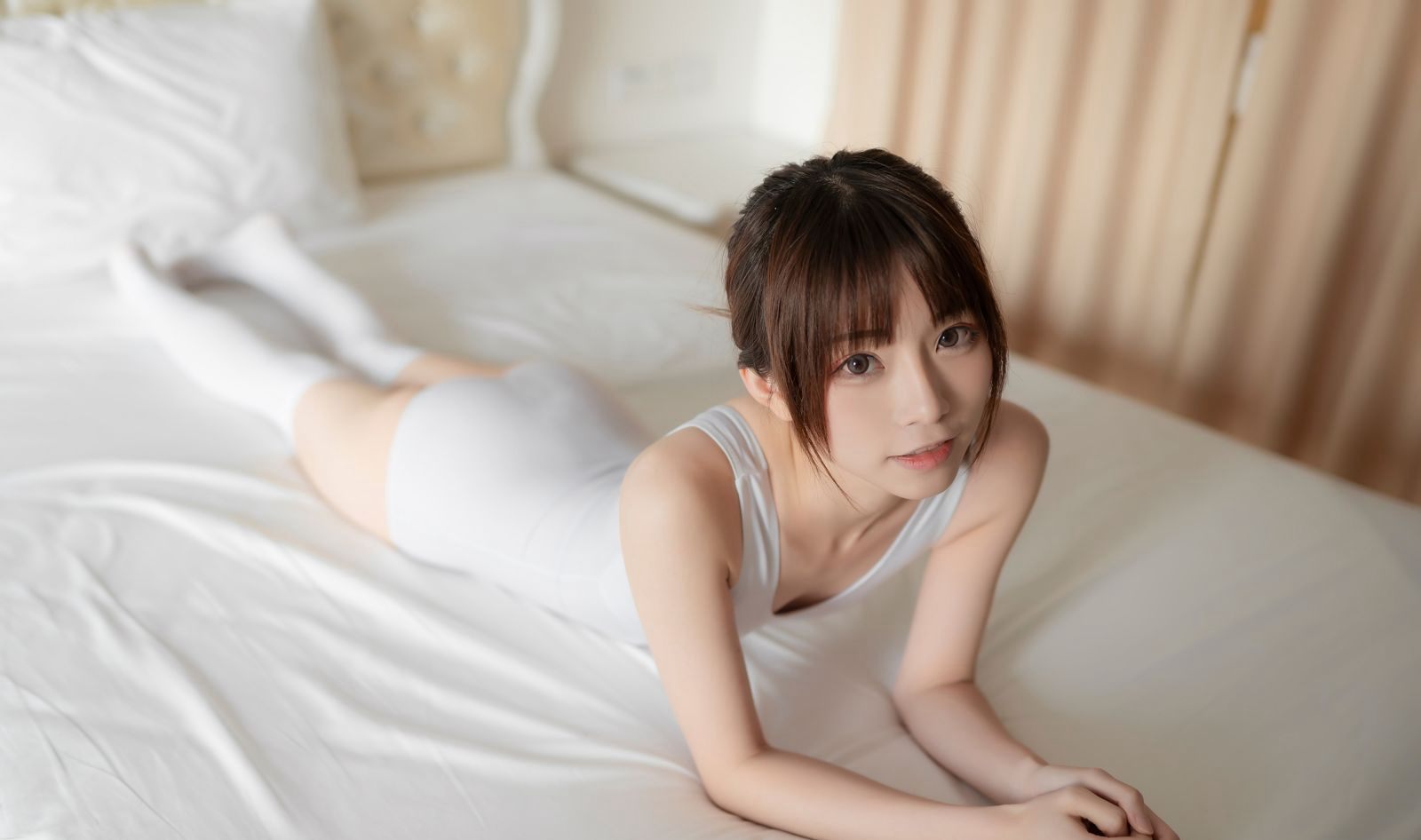 大胆なコスプレ シンラ財団 白ストッキング 足フェチ 極品美脚 超卑猥な画像