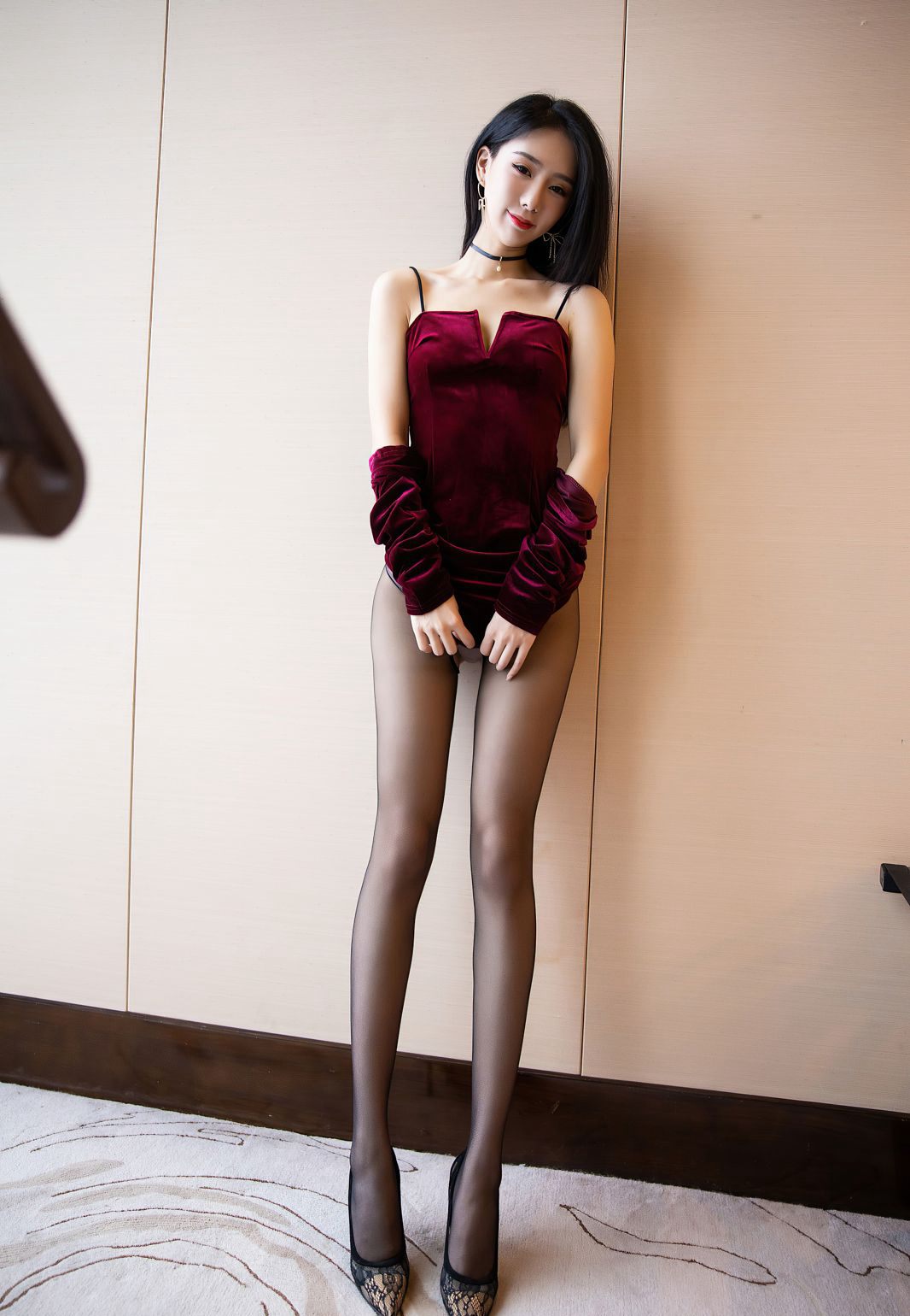極品の高身長黒ストッキング美尻長脚ハイヒール玉足人体大スケール写真