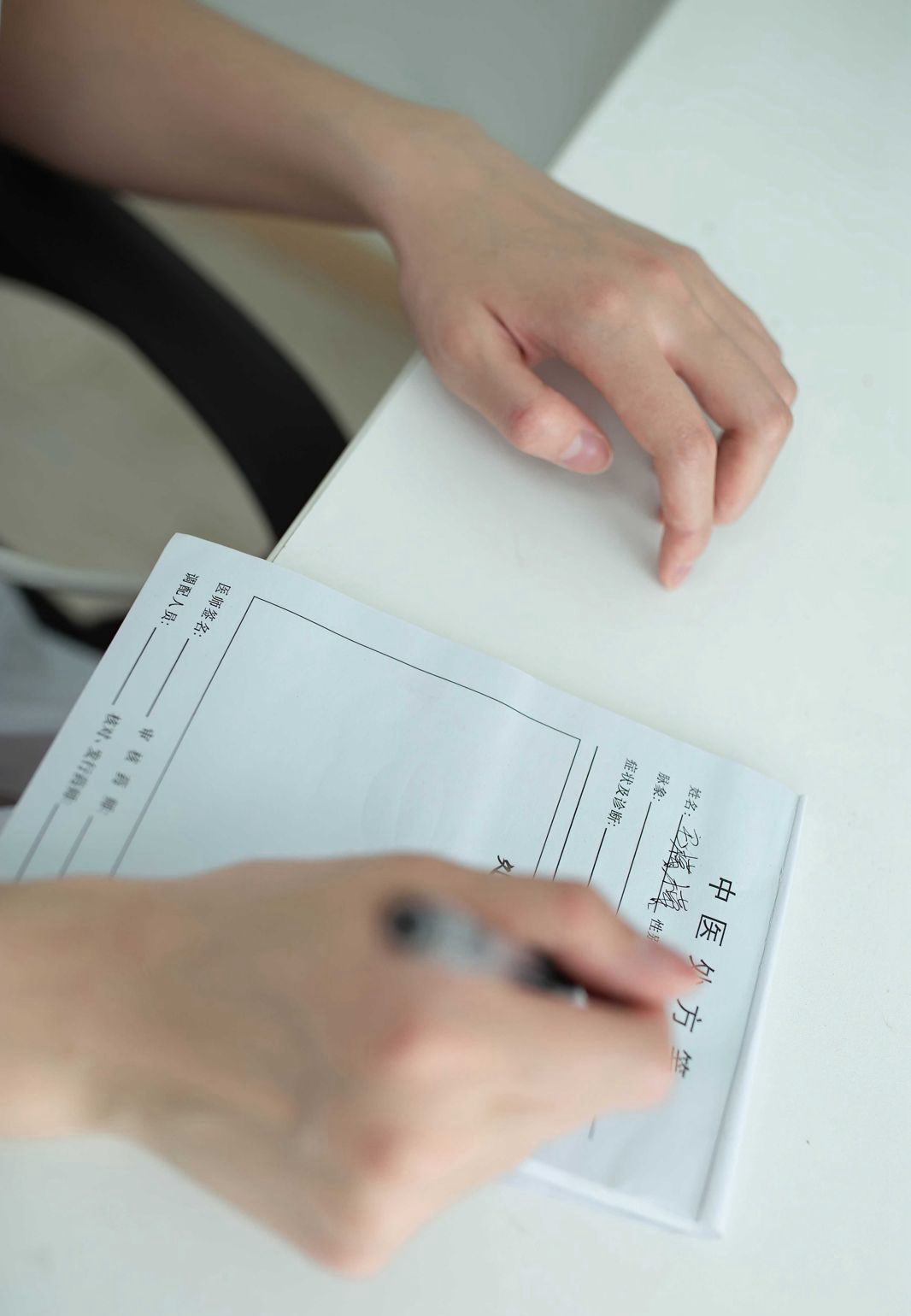 就是阿朱啊风骚护士装性感吊带白丝丁字裤美臀丝袜美腿美护士