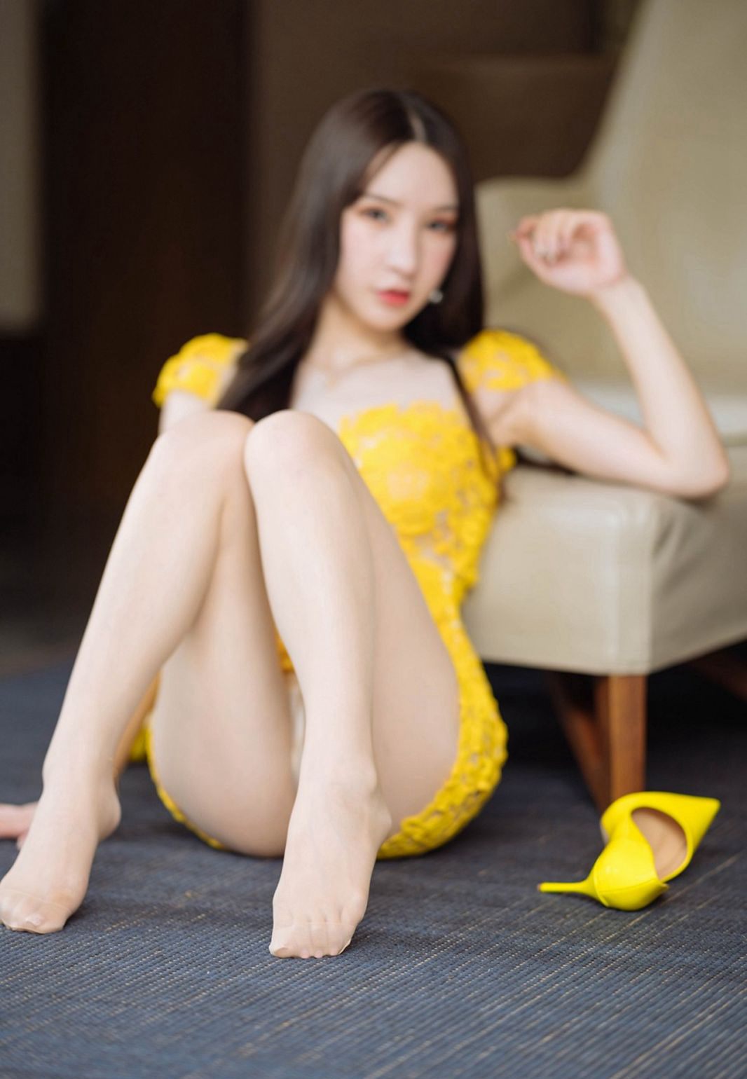 周于希サンディの高級ホテルでの美脚の肉色ストッキングと高跟による性感的な翘臀の画像