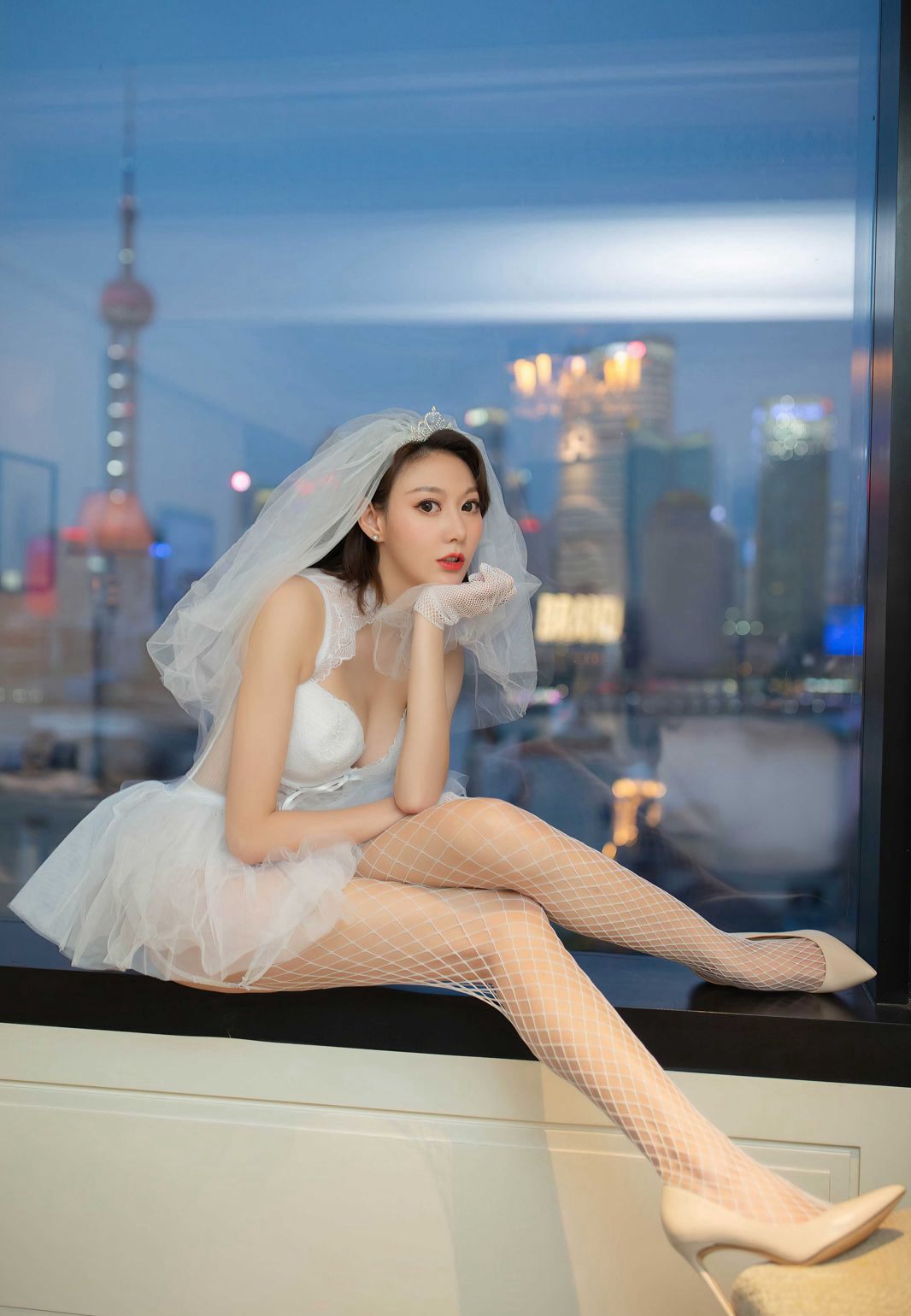 Nghệ Hiên áo cưới gợi cảm, khí chất, đại mỹ nữ, gợi cảm dây treo tất lưới, giày cao gót, chân đẹp, mông vểnh, cơ thể con người.