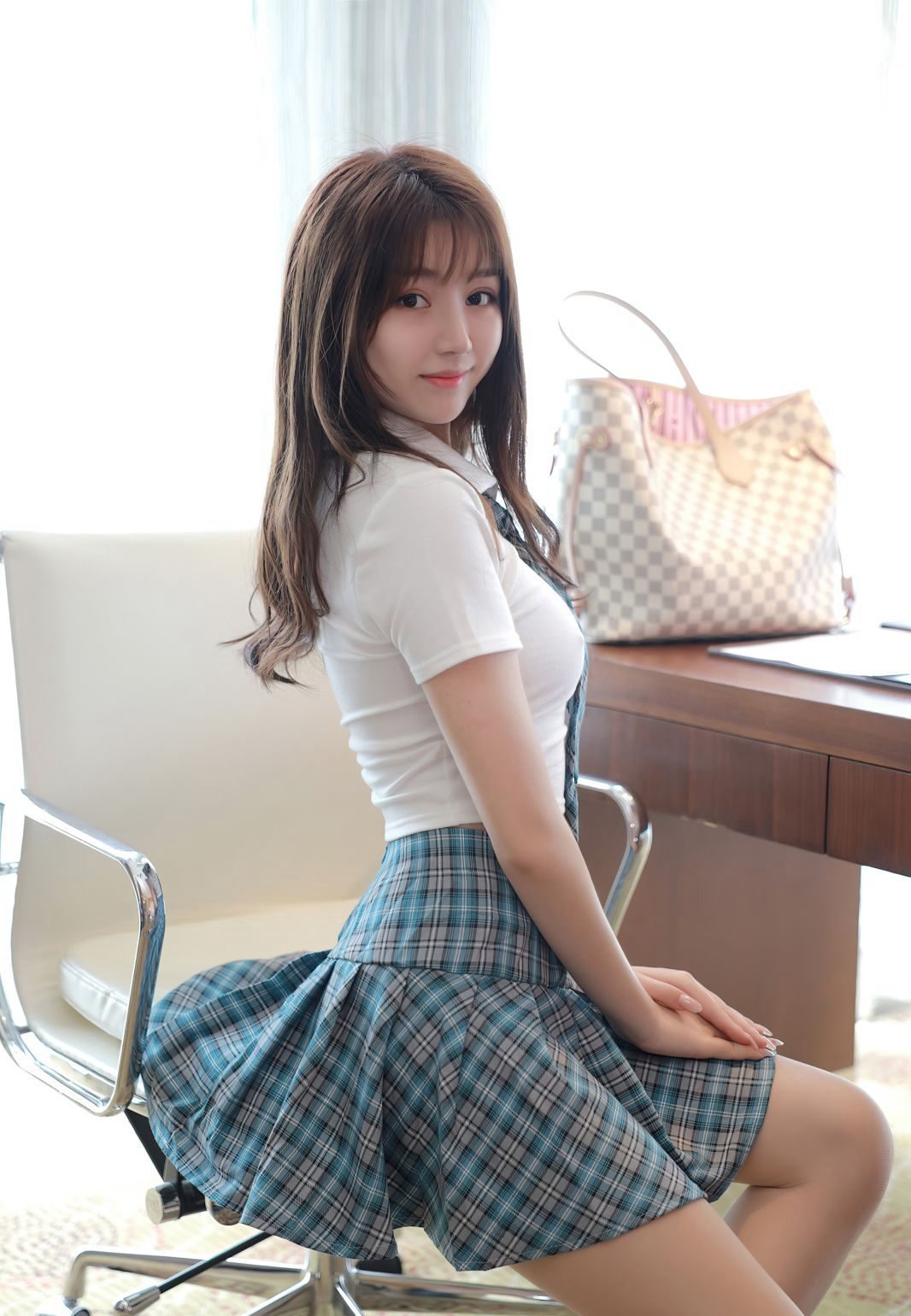 Meng Fan Sexy Big Round Buttocks Temptation Flesh-Colored Stockings JK Uniform Thong Buttocks Control Welfare High-Definition Pictures