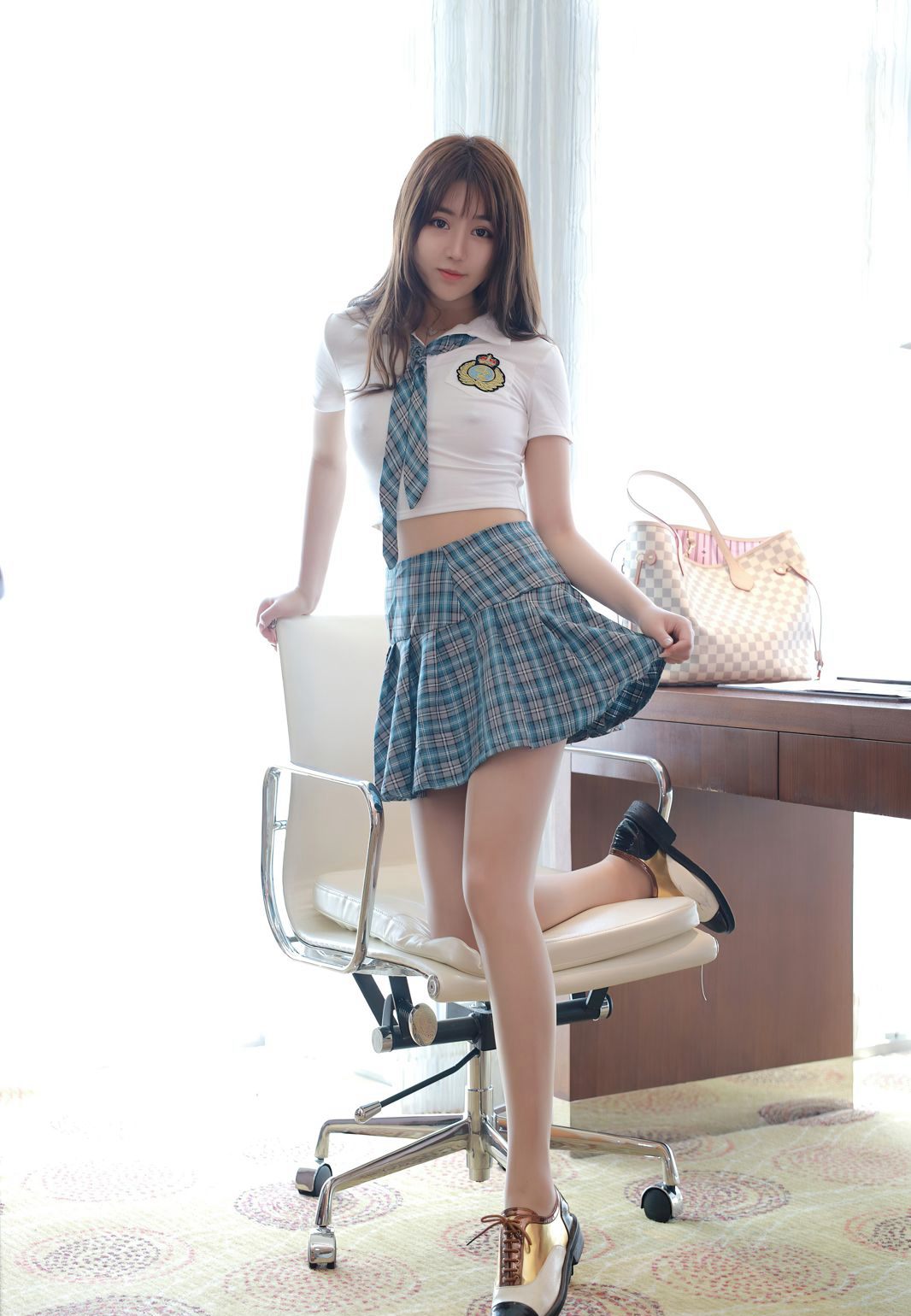 Mộng Phạm gợi cảm với mông to tròn quyến rũ, vớ thịt, trang phục JK, quần lọt khe, dành cho người mê mông, phúc lợi hình ảnh chất lượng cao.