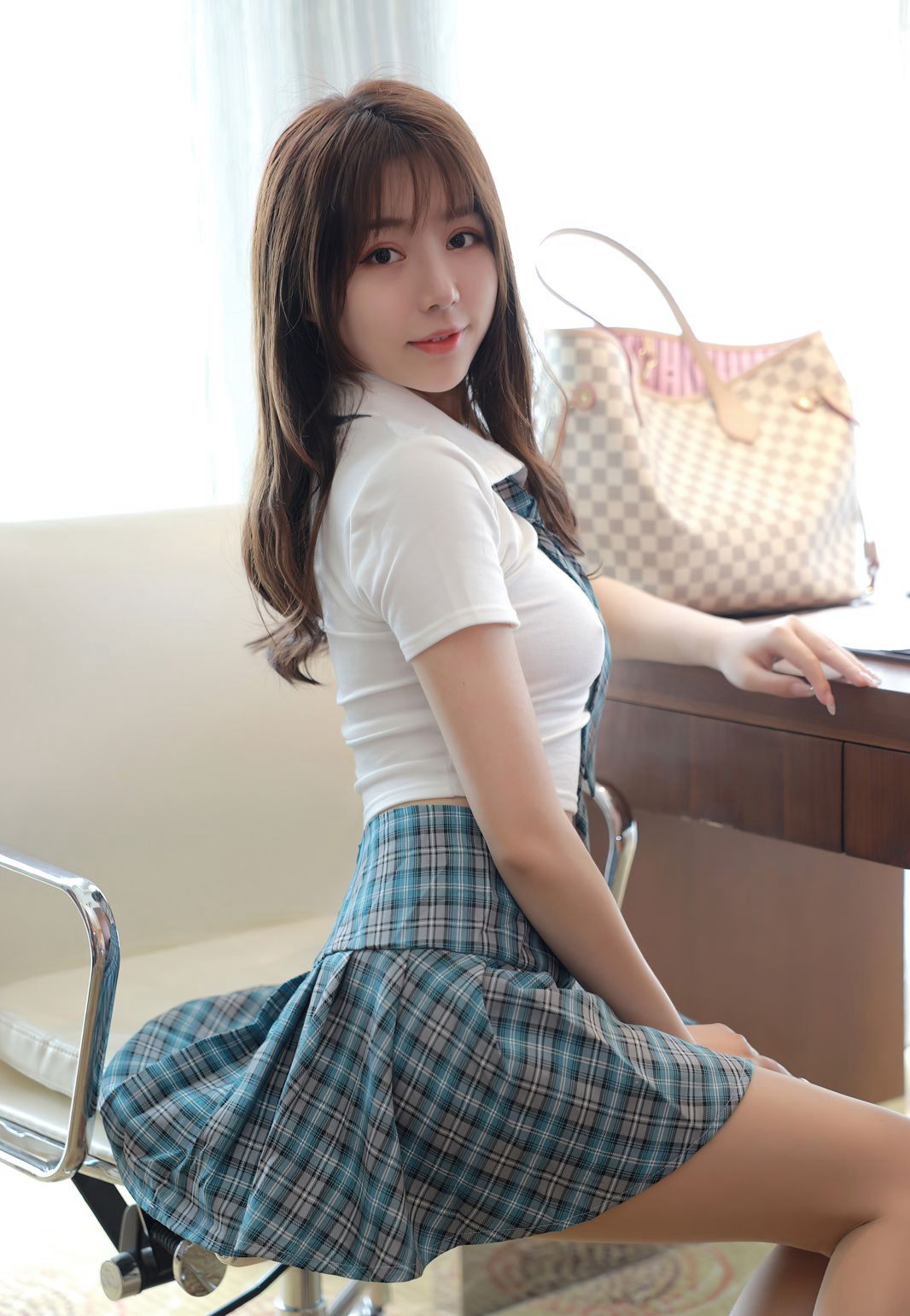Mộng Phạm gợi cảm với mông to tròn quyến rũ, vớ thịt, trang phục JK, quần lọt khe, dành cho người mê mông, phúc lợi hình ảnh chất lượng cao.