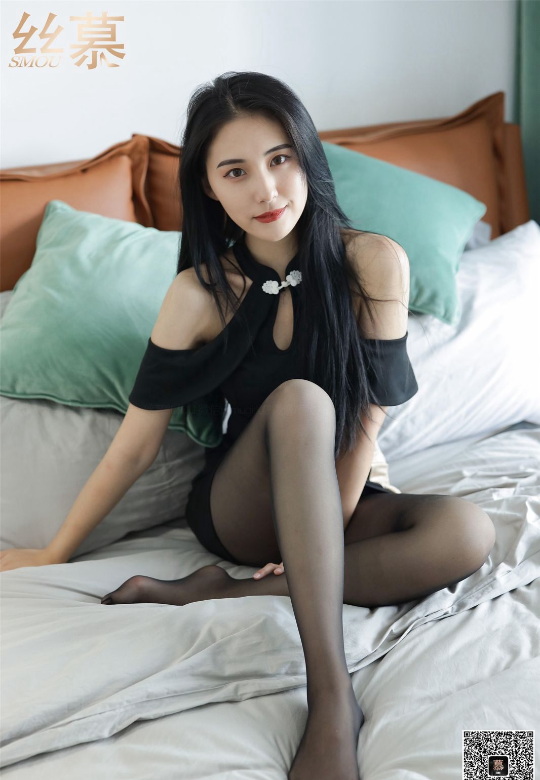 높은 미모의 블랙 실크 스타킹을 신은 아름다운 다리와 하이힐을 신은 섹시한 젊은 기혼 여성의 사적인 인체 사진