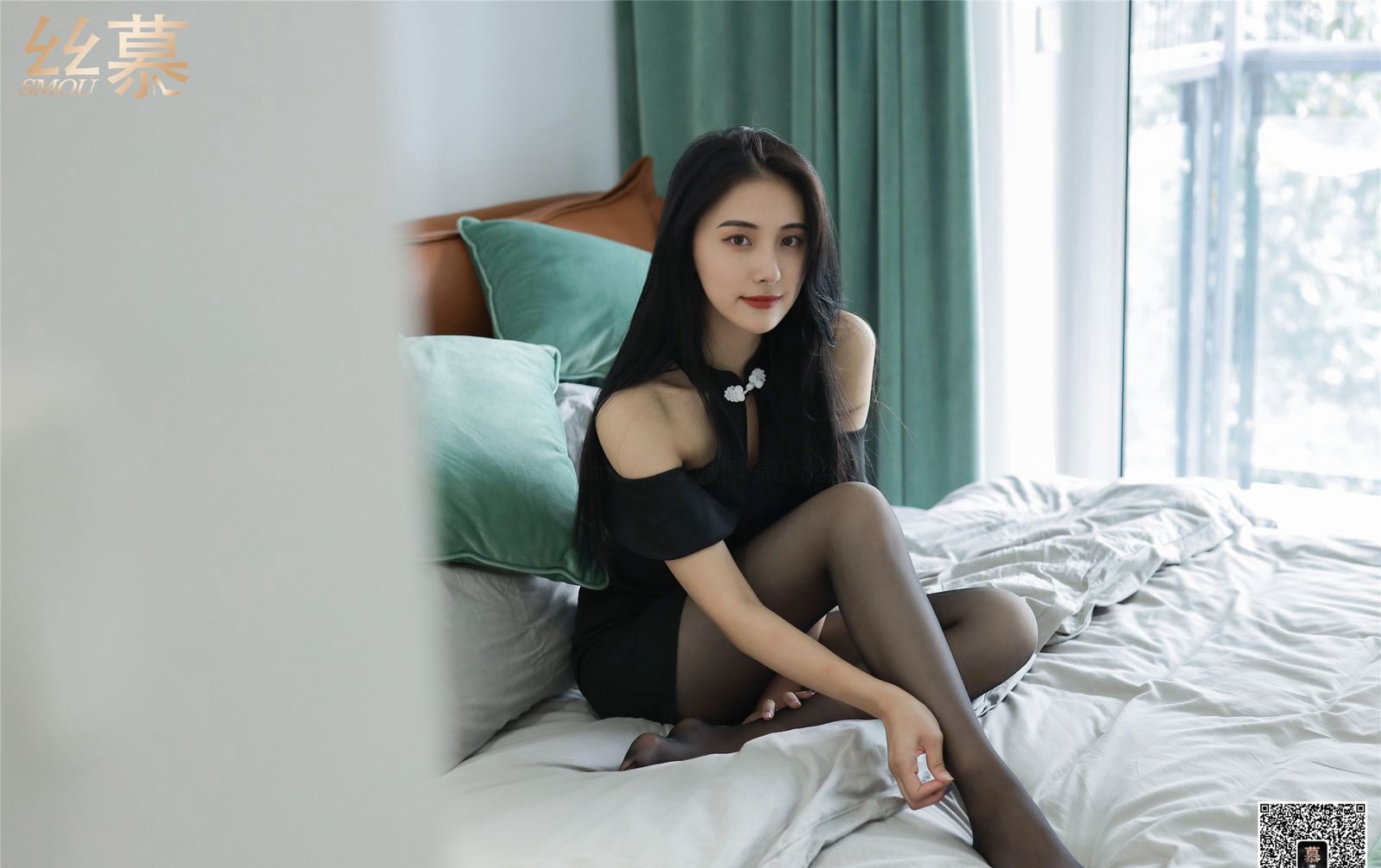 높은 미모의 블랙 실크 스타킹을 신은 아름다운 다리와 하이힐을 신은 섹시한 젊은 기혼 여성의 사적인 인체 사진