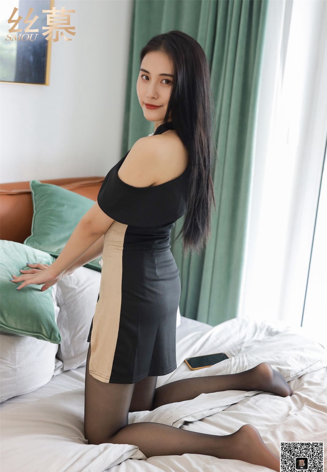 높은 미모의 블랙 실크 스타킹을 신은 아름다운 다리와 하이힐을 신은 섹시한 젊은 기혼 여성의 사적인 인체 사진