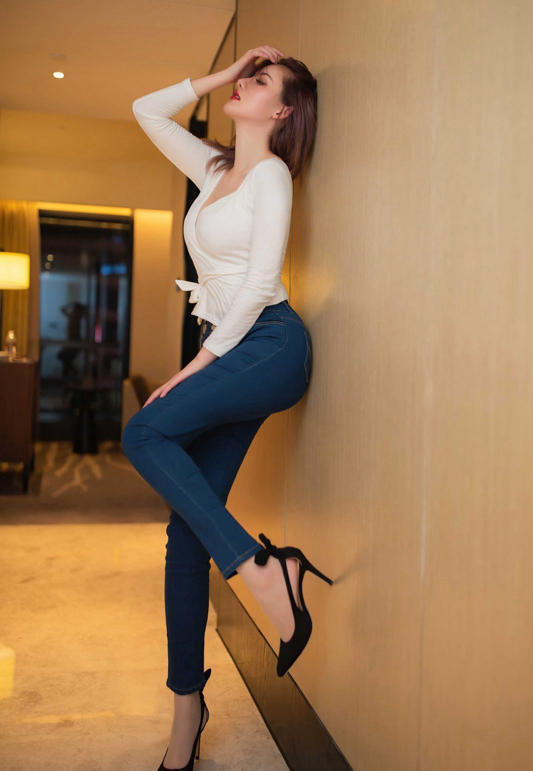 It's just A Zhu ah, sexy jeans 2020 high-definition flesh-colored stockings beautiful legs puckering buttocks temptation.