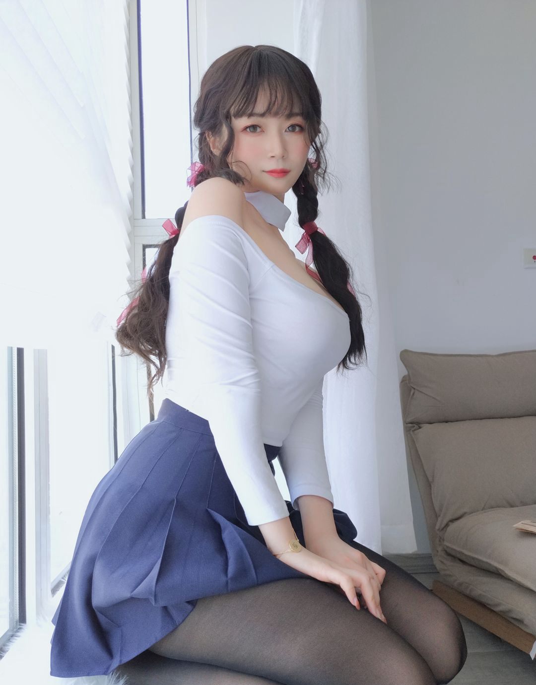2020白銀81黑色絲襪美腿超美性感豐滿巨乳福利圖