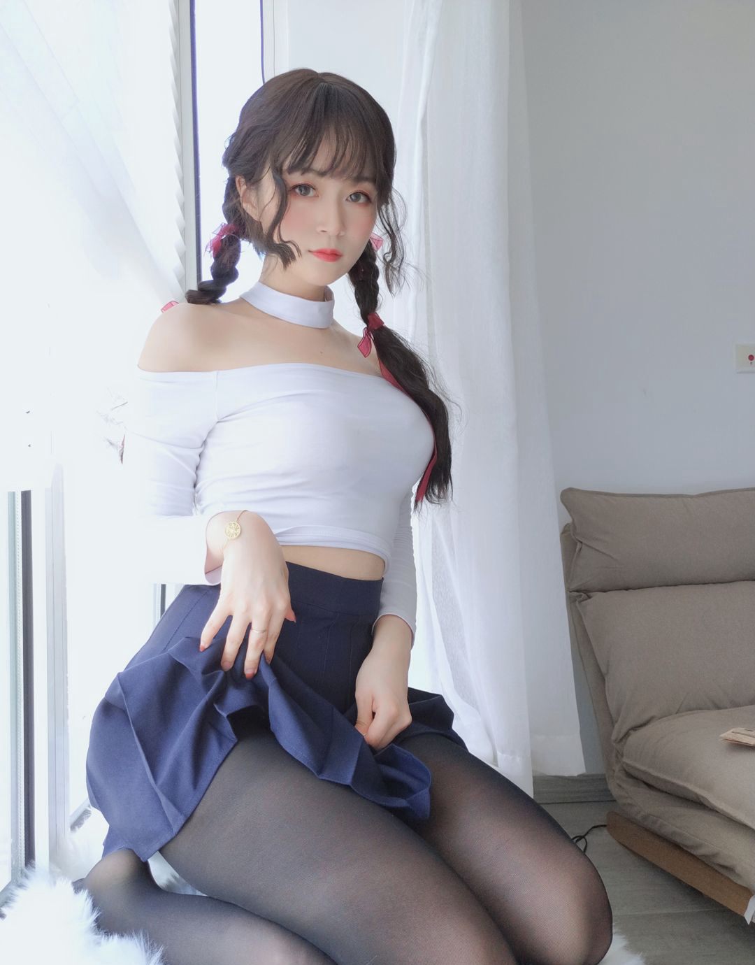 2020白銀81黑色絲襪美腿超美性感豐滿巨乳福利圖