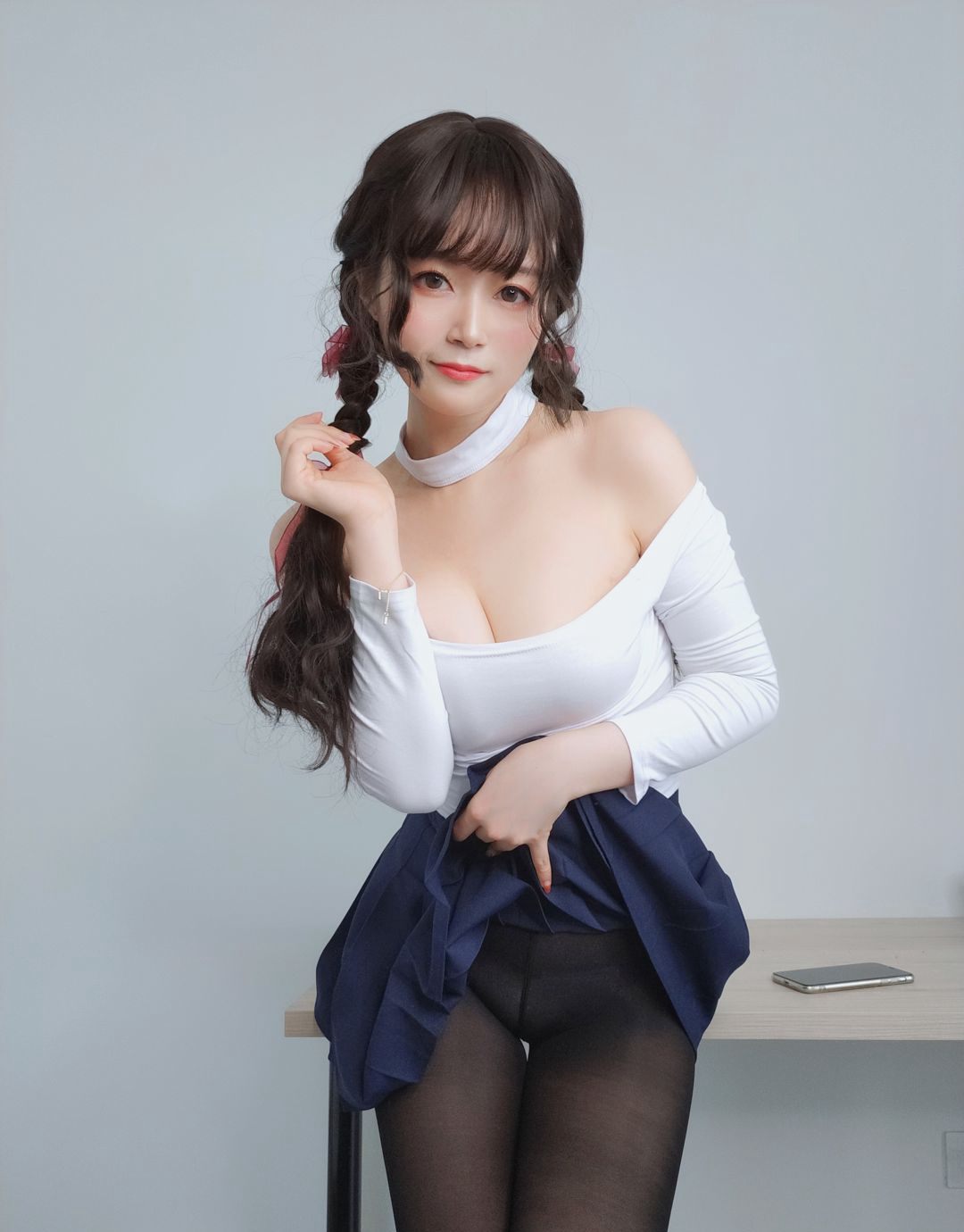 2020白銀81黑色絲襪美腿超美性感豐滿巨乳福利圖