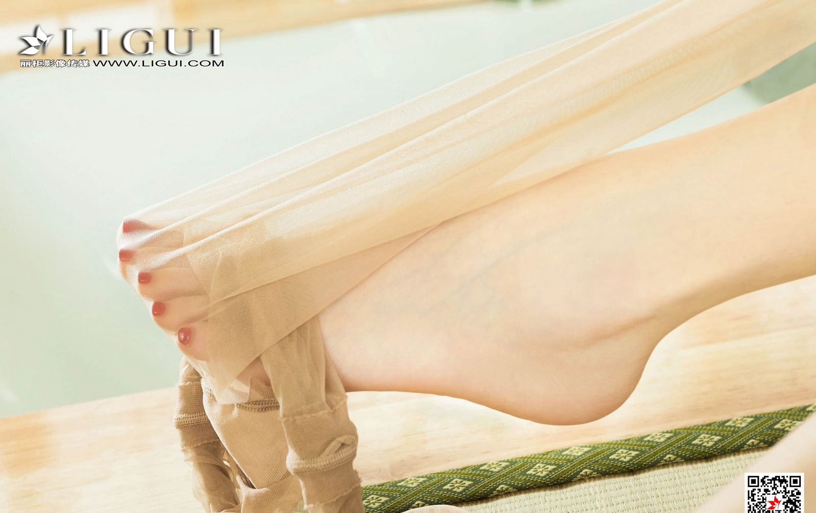 Sexy dressed beautiful women in flesh-colored silk stockings, high heels, beautiful legs, sexy high-definition jade feet temptation